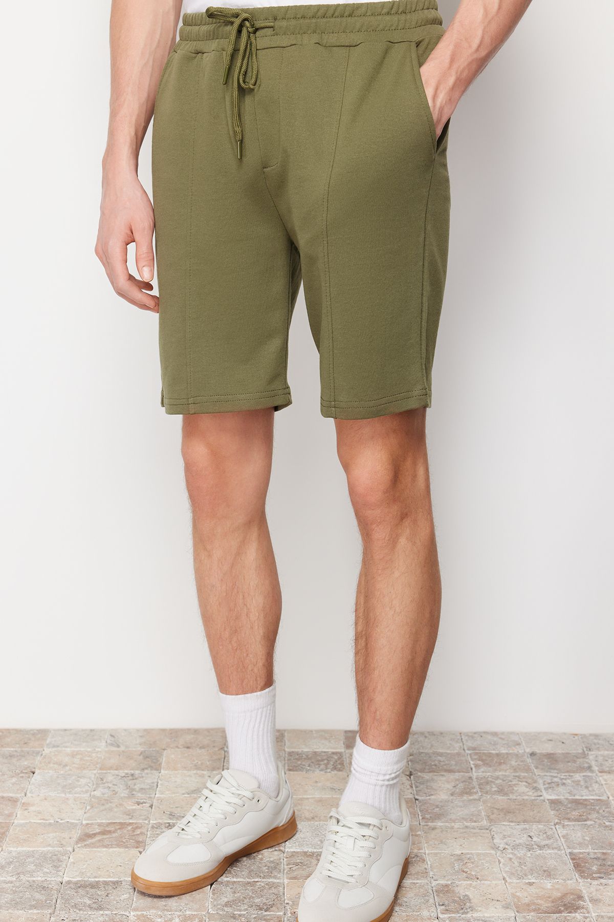 Trendyol Collection Szorty khaki średniej długości z elastyczną talią i regularnym krojem TMNSS20SR0070