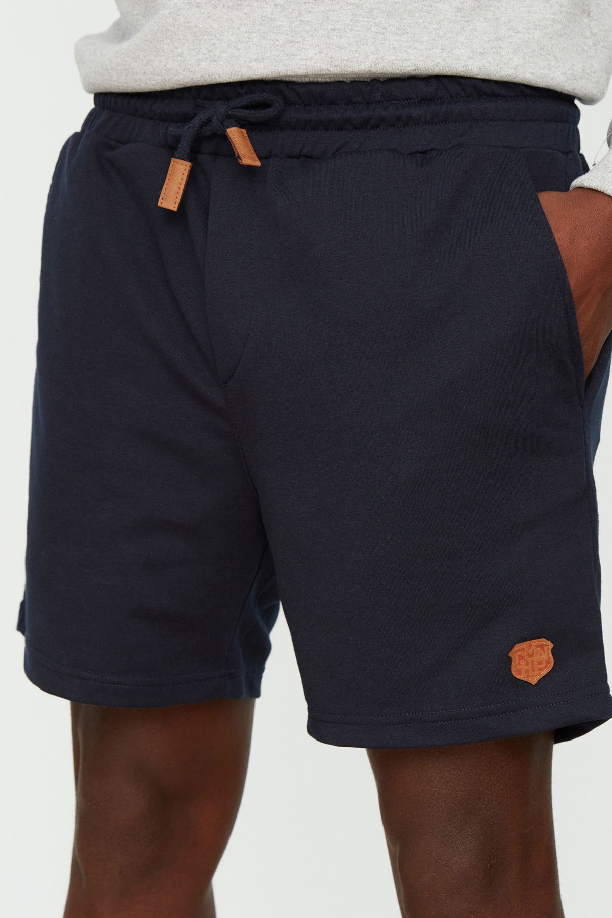 Trendyol Collection-Marineblaue kurze PU-Shorts – normale Passform, Gummibund, Schnürung TMNSS22SR0403 8