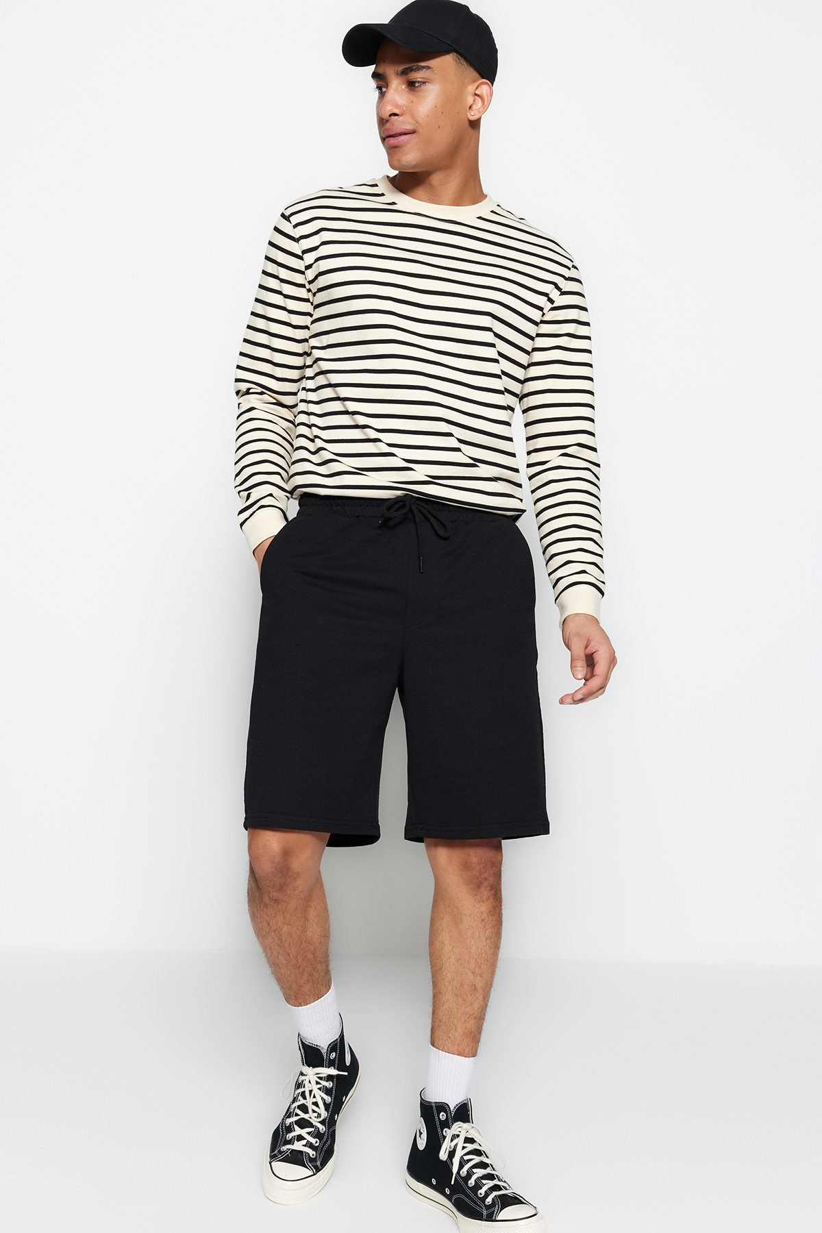 Trendyolmilla  Basic Siyah Oversize/Geniş Kesim Lastik Belli Bağcıklı Şort TMNSS22SR0257 - Görsel 7