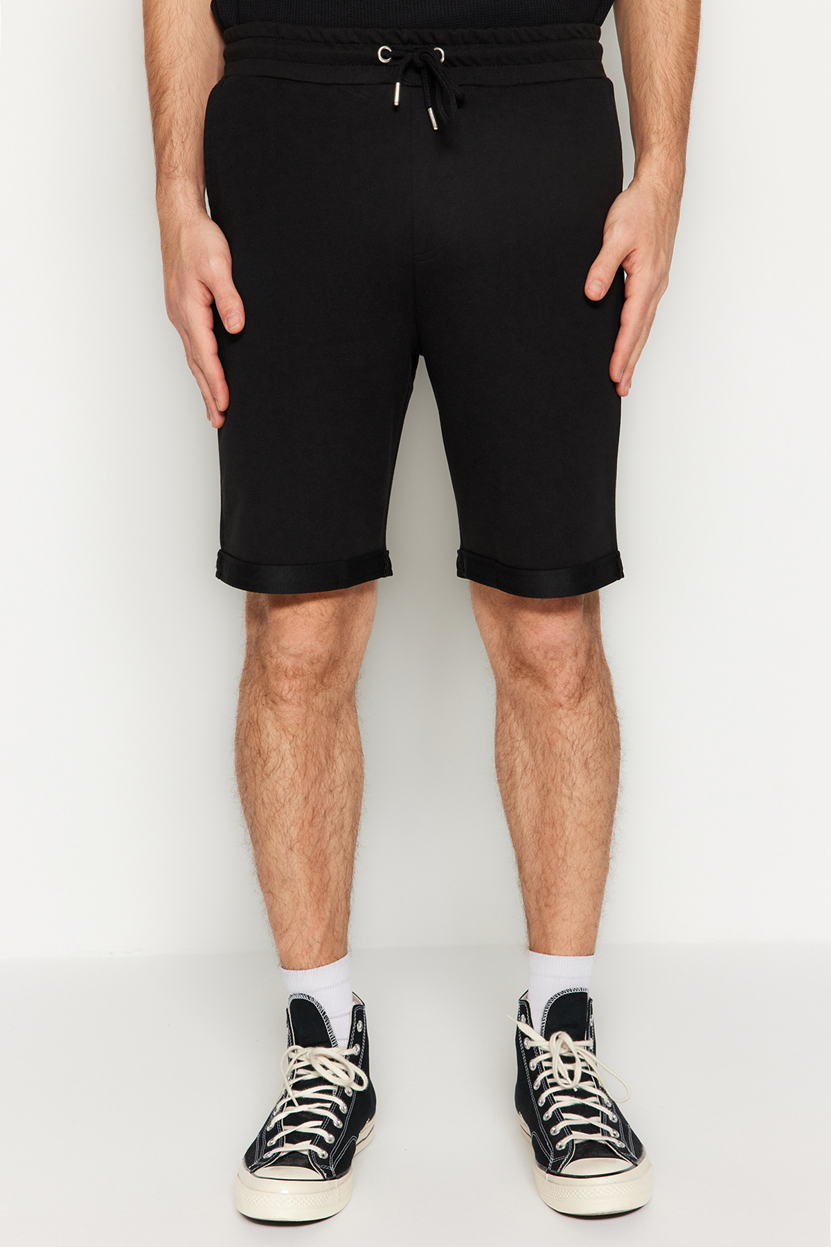 Trendyolmilla  Siyah Regular/Normal Kesim Orta Boy Lastik Belli Bağcıklı Duble Paça Şort TMNSS21SR0046 - Görsel 5