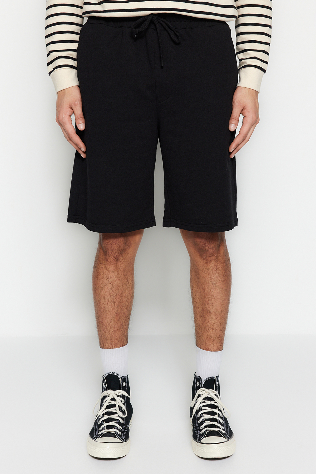 Trendyolmilla  Basic Siyah Oversize/Geniş Kesim Lastik Belli Bağcıklı Şort TMNSS22SR0257 - Görsel 9