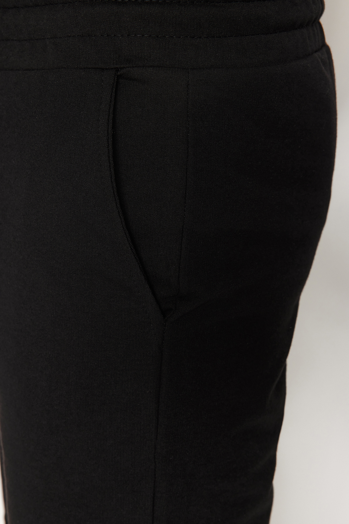 Trendyolmilla  Siyah Regular/Normal Kesim Orta Boy Lastik Belli Bağcıklı Duble Paça Şort TMNSS21SR0046 - Görsel 7