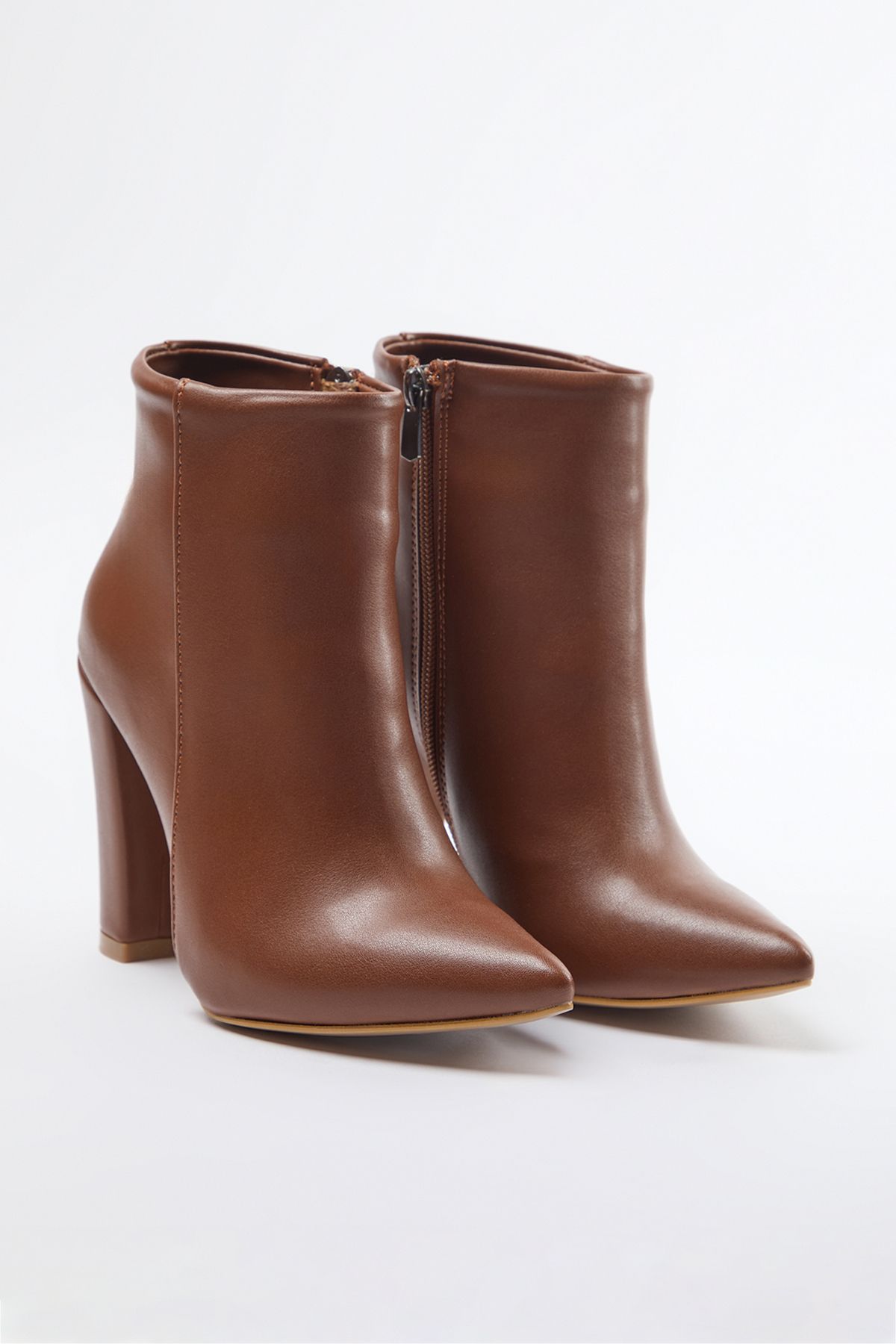 TRENDYOL SHOES-حذاء نسائي ذو كعب سميك ومقدمة مدببة باللون البني مع تفاصيل سحاب TAKAW25BO00006 1