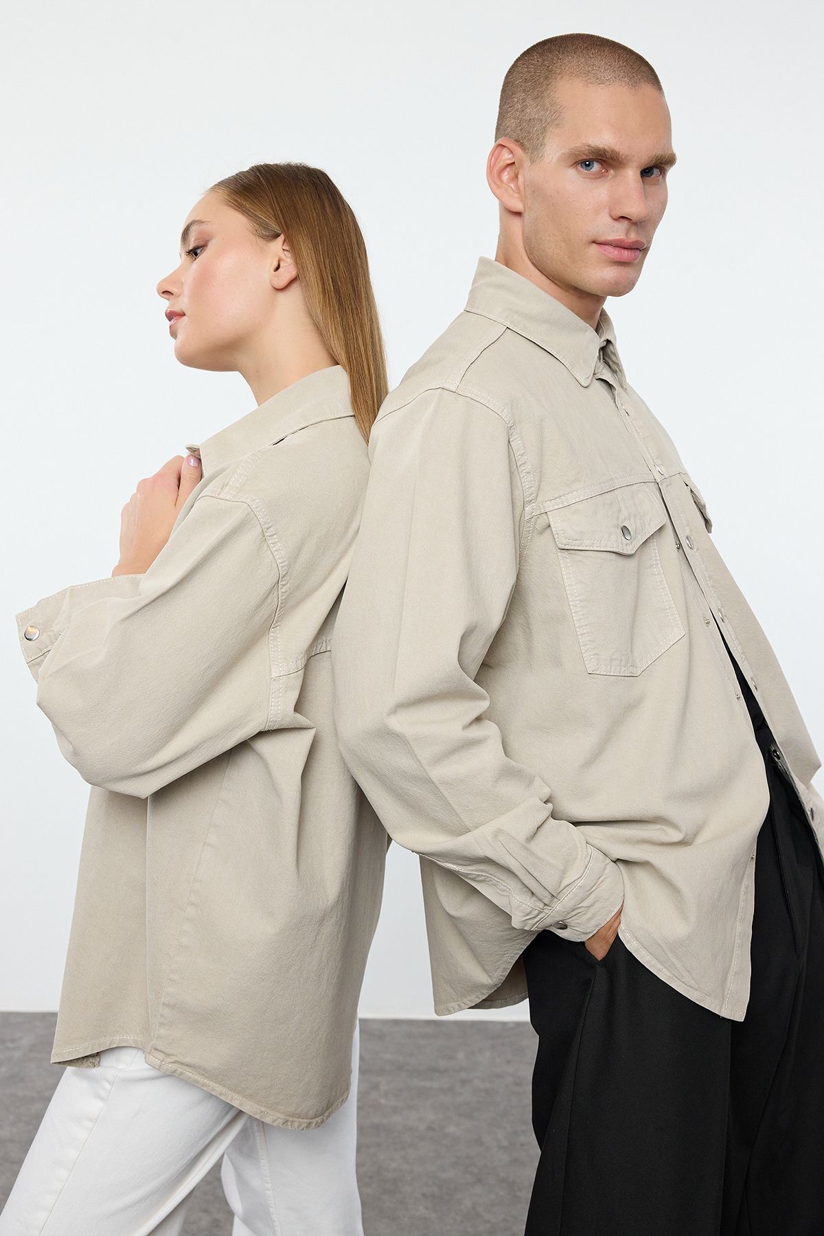 Trendyol Collection-Beigefarbenes Unisex-Jeanshemd aus 100 % Baumwolle, normale Passform TMNAW25CE00000 1