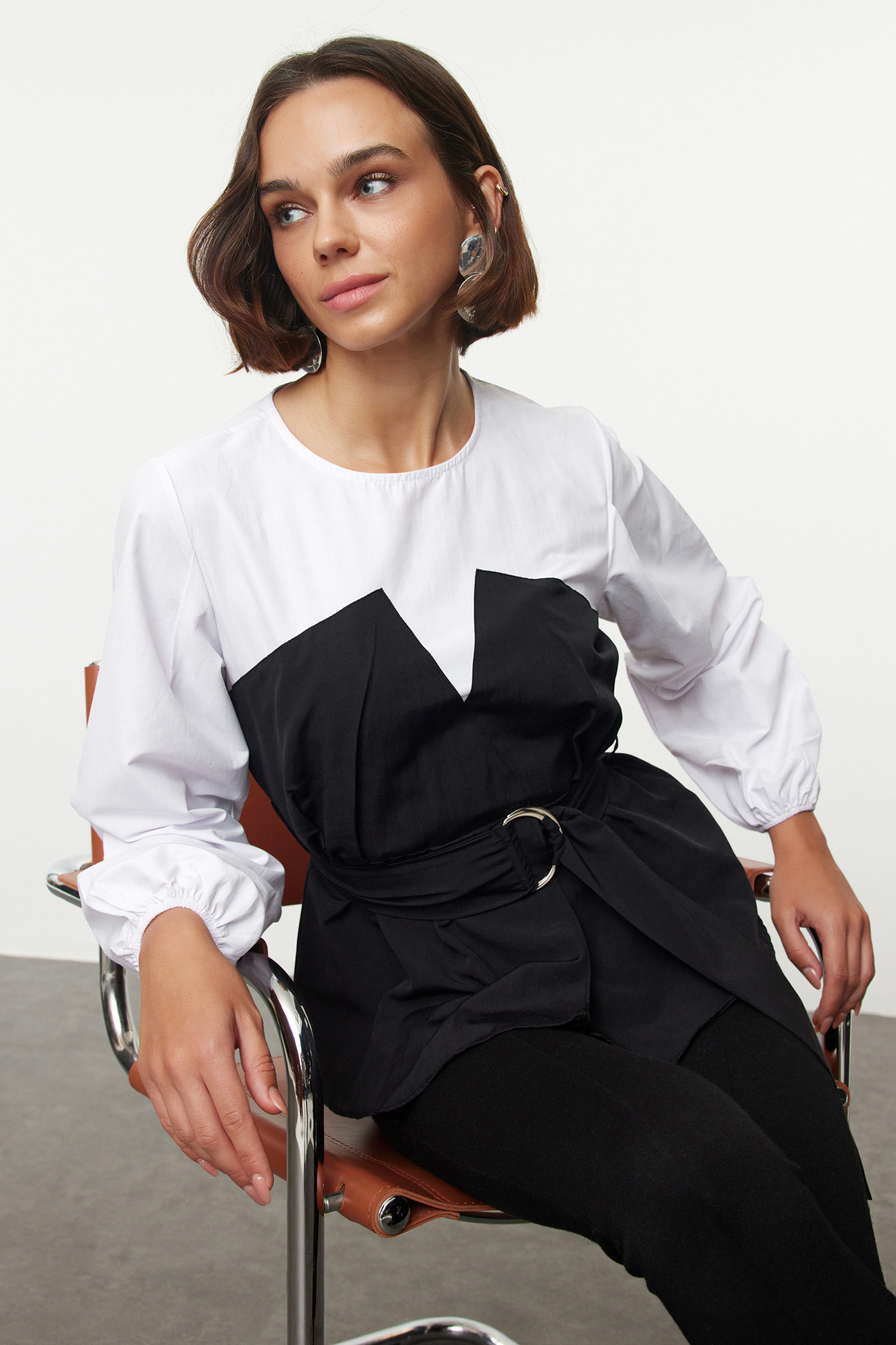 Kolekcia Trendyol Tkaná blúzka s čiernym balónovým rukávom a opaskom - TWOAW25BZ00133