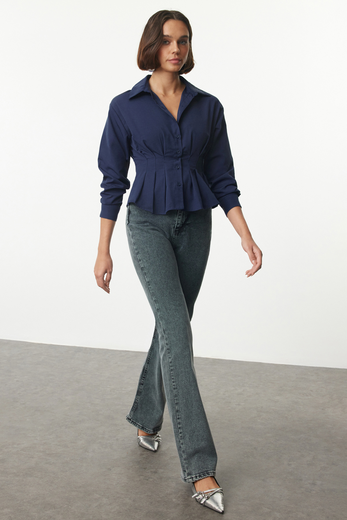 Trendyolmilla  Koyu Lacivert Fitted/Bele Oturan Dokuma Gömlek TWOAW24GO00186 - Görsel 2