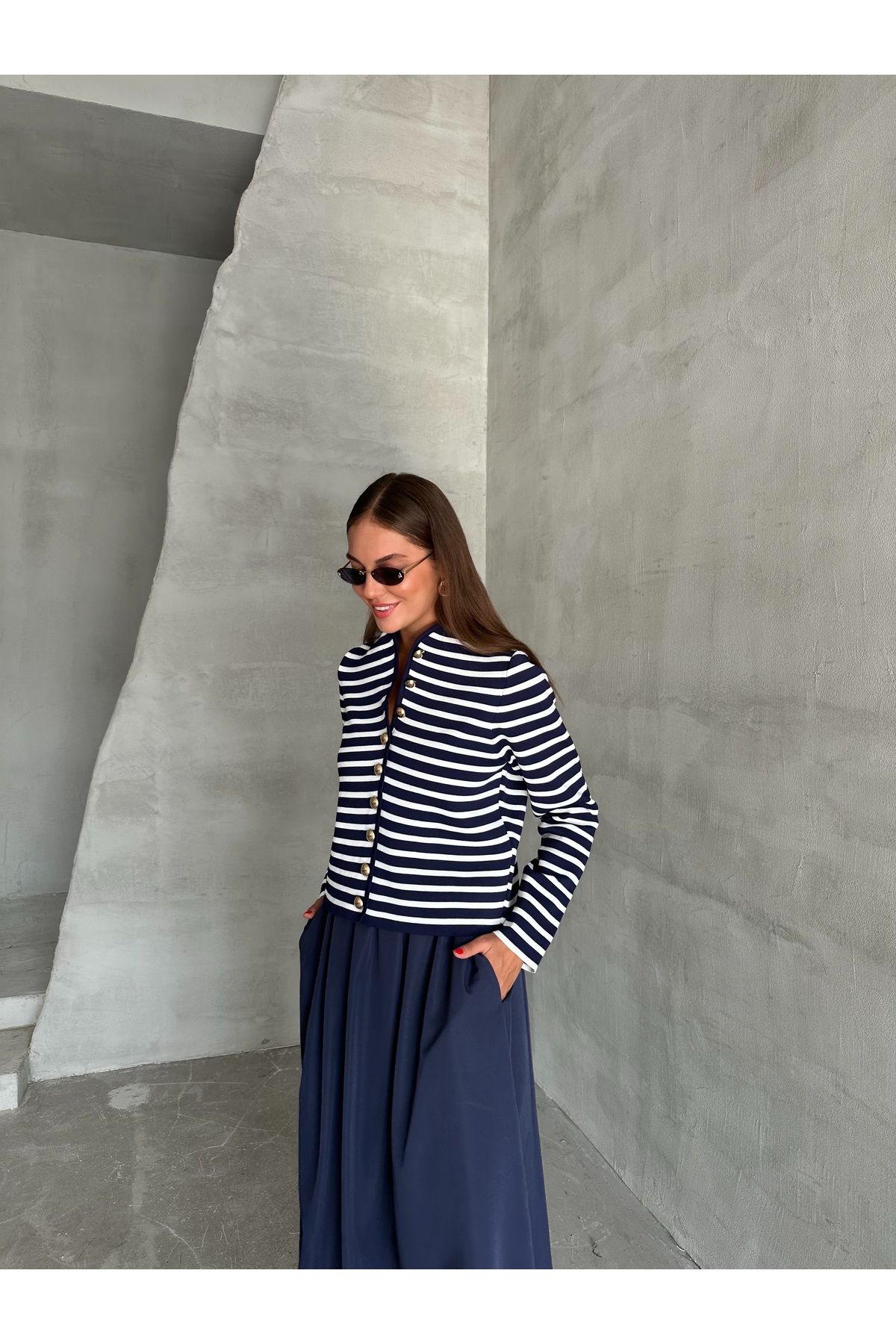 Laluvia-Cardigan cu nasturi aurii, albastru bleumarin-ecru, fără guler, cu model-4366 5