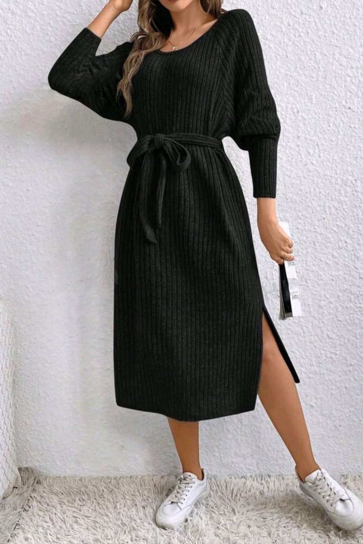 femme attachée à une ceinture noire vêtements bol avec déchirés
