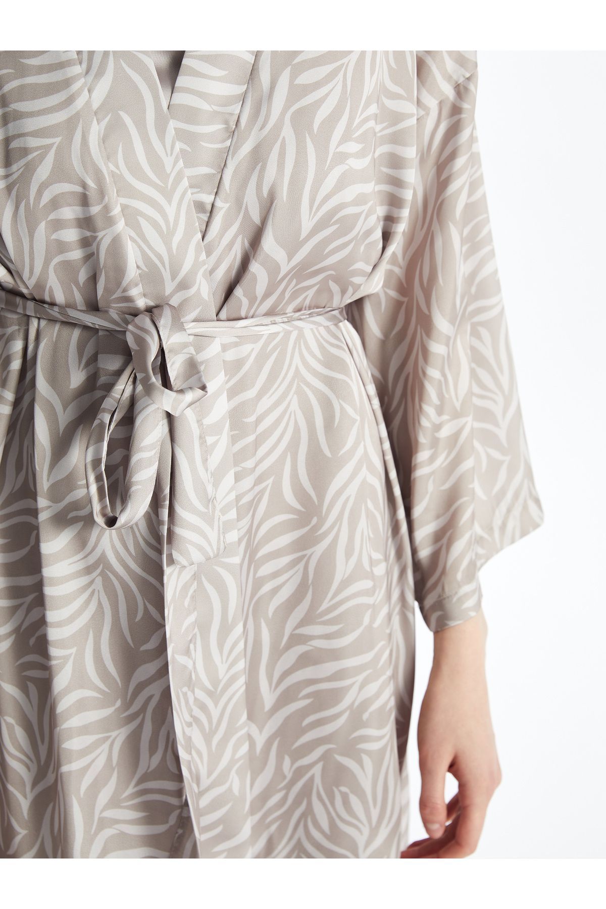 LC Waikiki-Satin-gemusterter Schalkragen-Damen-Morgenmantel 4