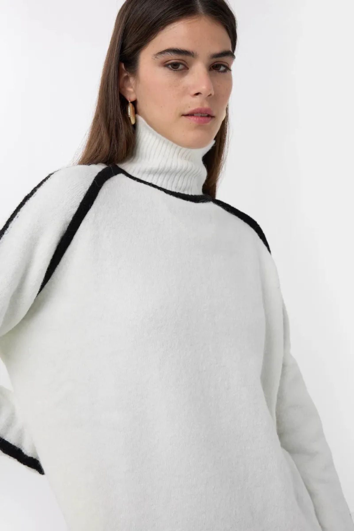 Hiccup-Oversize Knitted Sweater with Contrast Detail 5