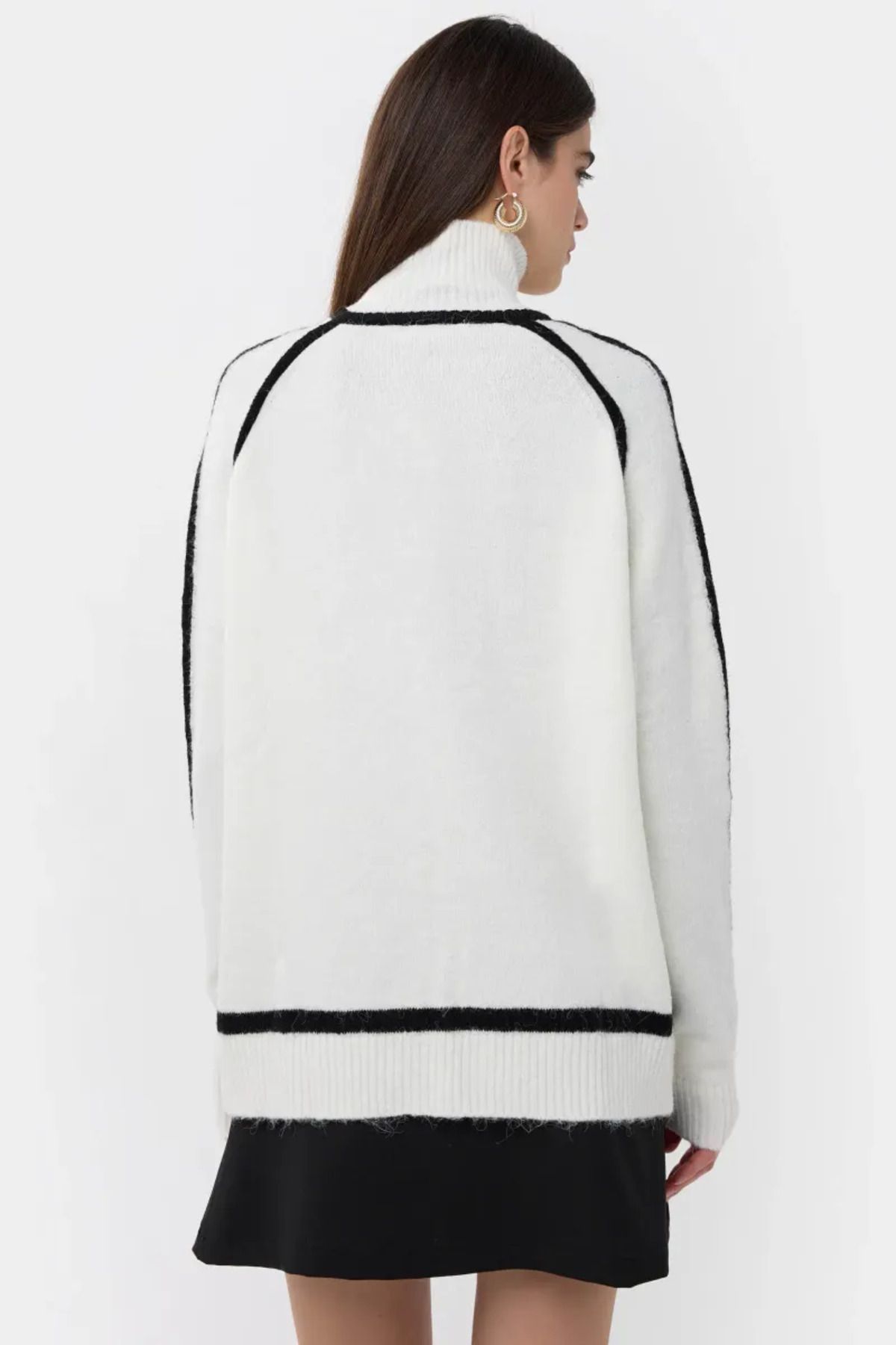 Hiccup-Oversize Knitted Sweater with Contrast Detail 4
