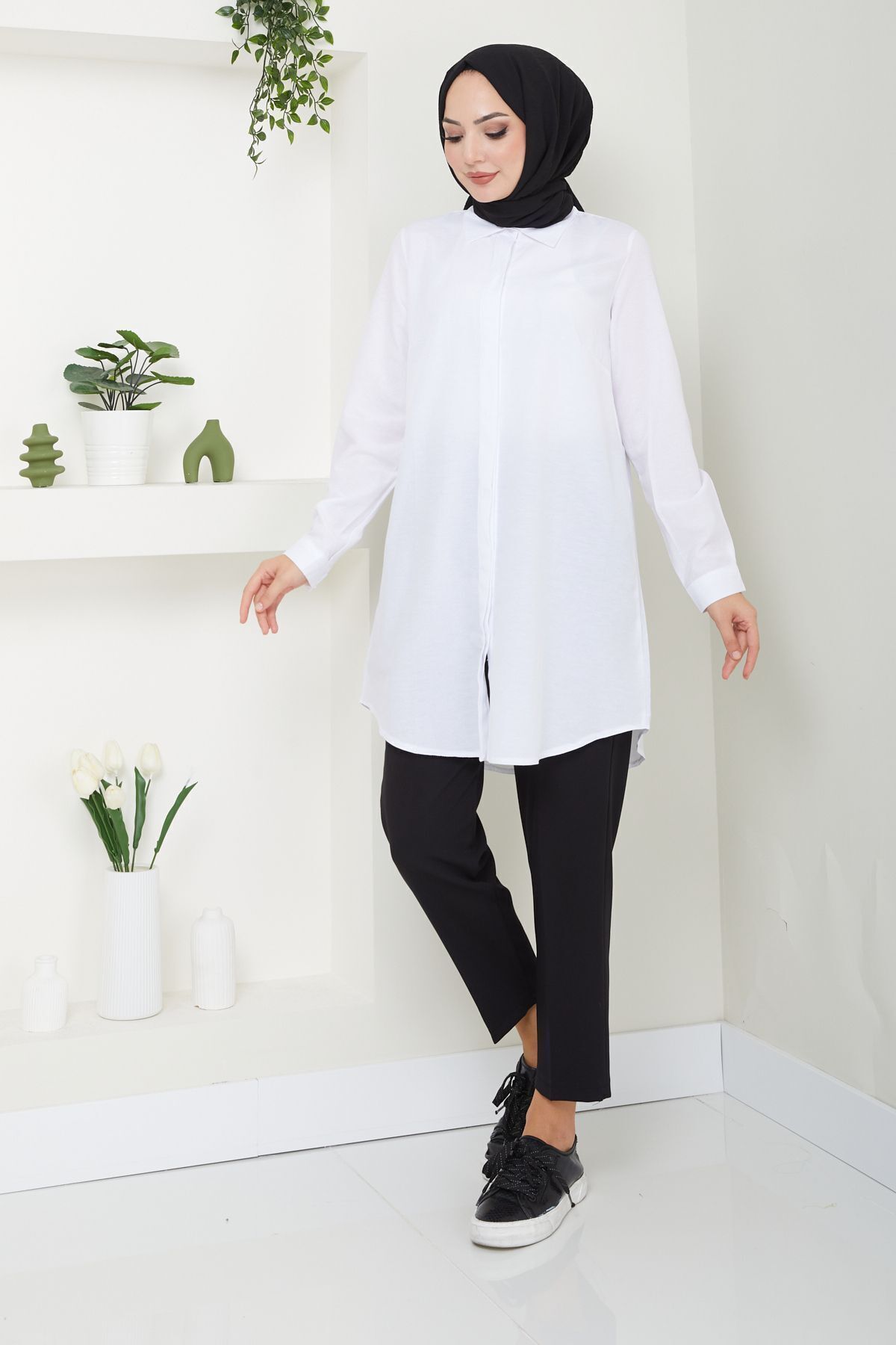 une femme avec un bouton de téricoton blanc boyfriend avec une chemise