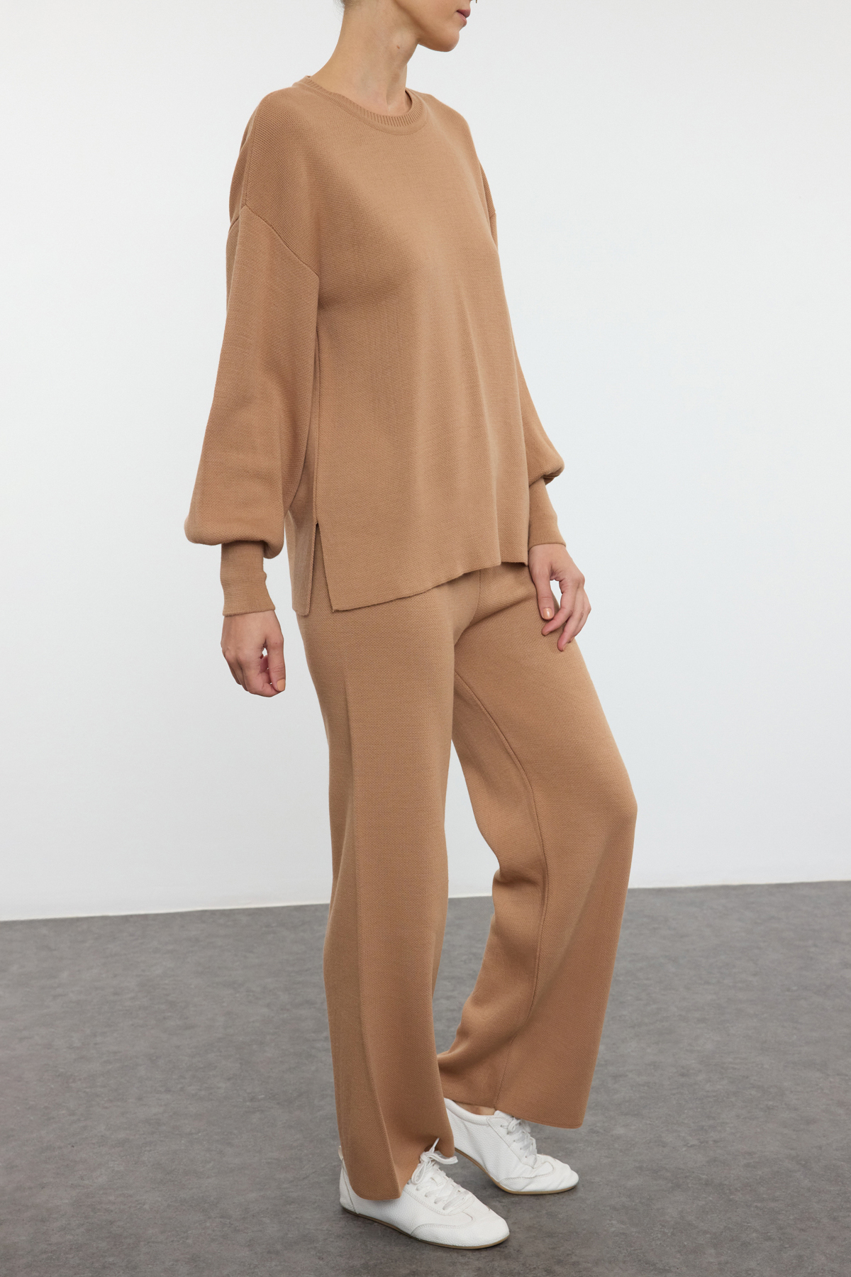 Trendyol Collection Kamelfarbenes Basic-Strick-Unter-Ober-Set mit breiter Passform TEDAW25AU00004