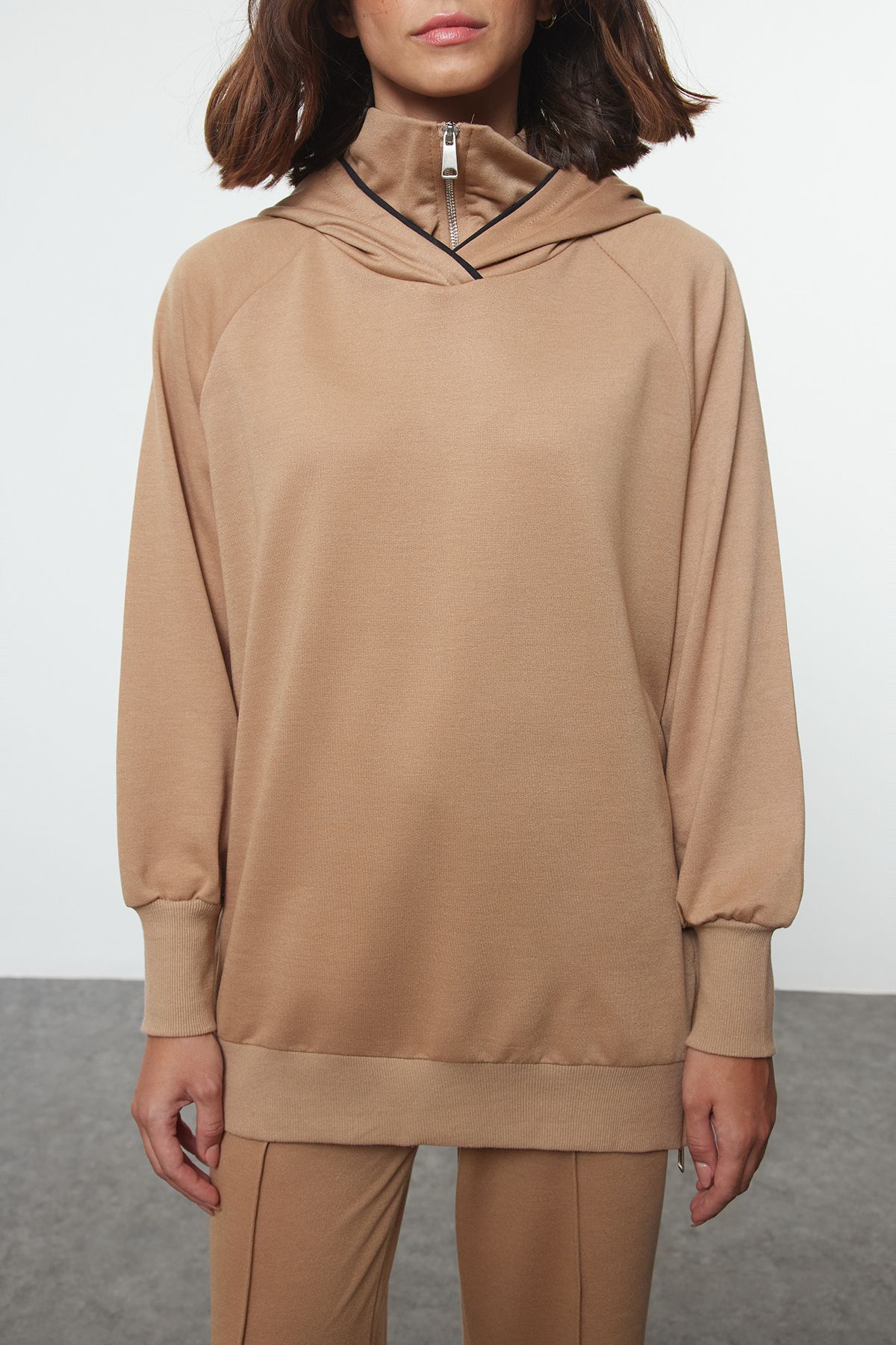 Trendyol Modest-Μπεζ αθλητική φόρμα με κουκούλα - Λεπτομέρεια με φερμουάρ TCTAW25EN00001 3