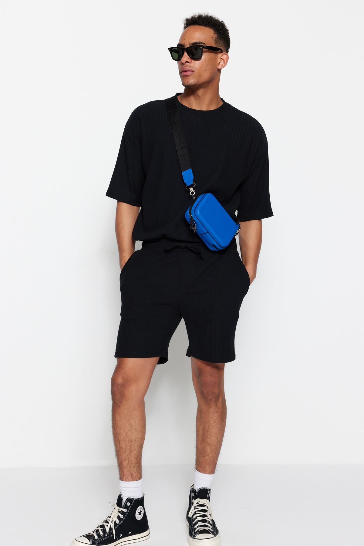 Trendyol Collection-Schwarze Ottoman-Shorts mit normalem Schnitt, knitterfrei, zum Schnüren, mittlere Größe TMNSS23SR00039 4