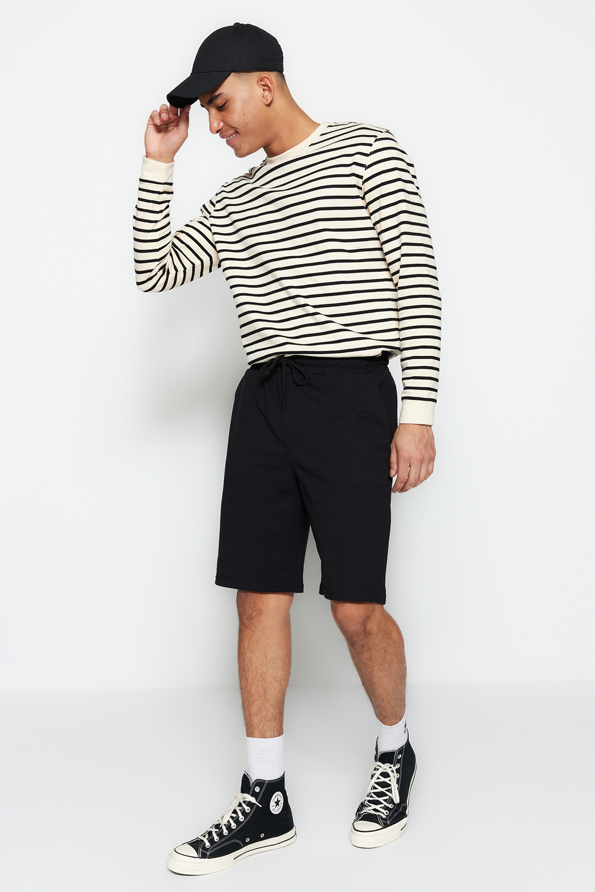 Trendyolmilla  Basic Siyah Oversize/Geniş Kesim Lastik Belli Bağcıklı Şort TMNSS22SR0257 - Görsel 6