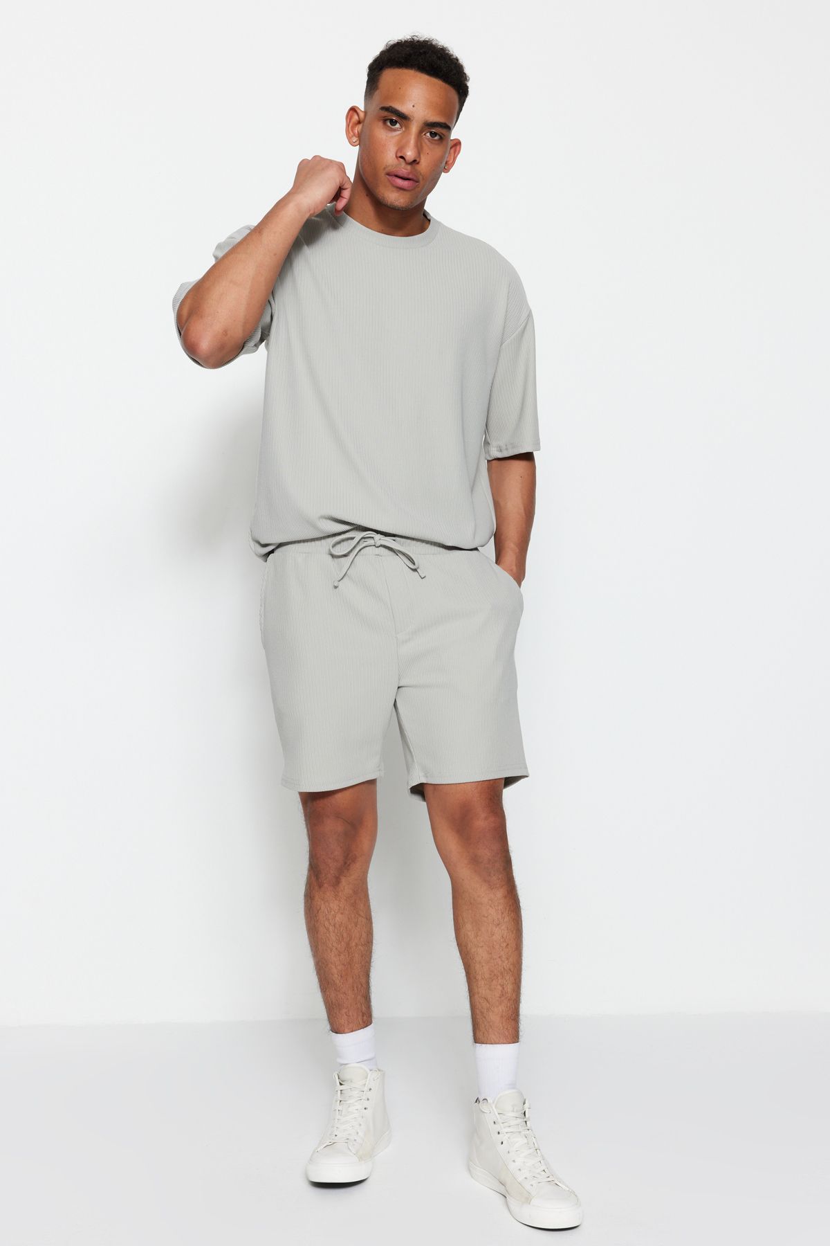 Trendyol Collection-Mittellange, graue, strukturierte Shorts – Kordelzug, normale Passform TMNSS23SR00039 2