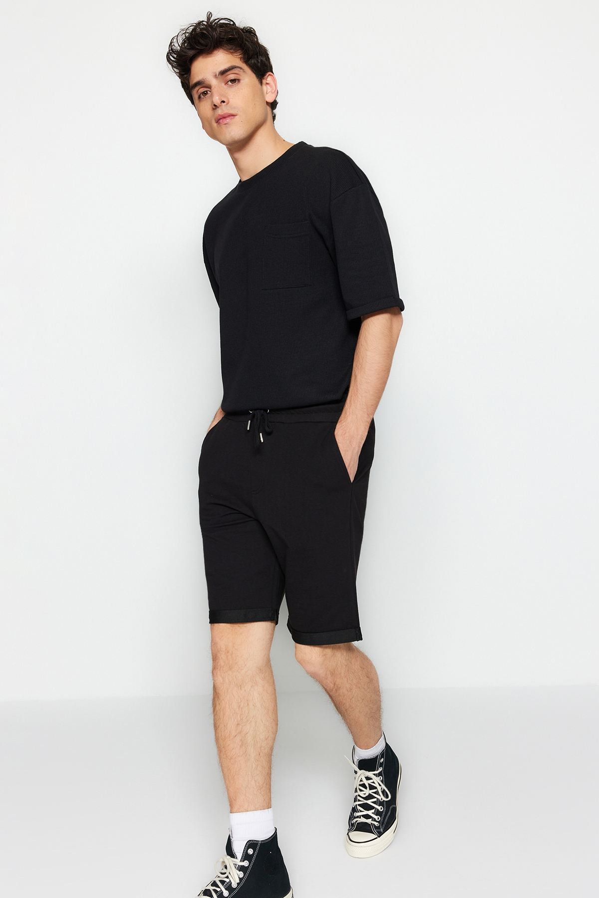 Trendyolmilla  Siyah Regular/Normal Kesim Orta Boy Lastik Belli Bağcıklı Duble Paça Şort TMNSS21SR0046 - Görsel 4