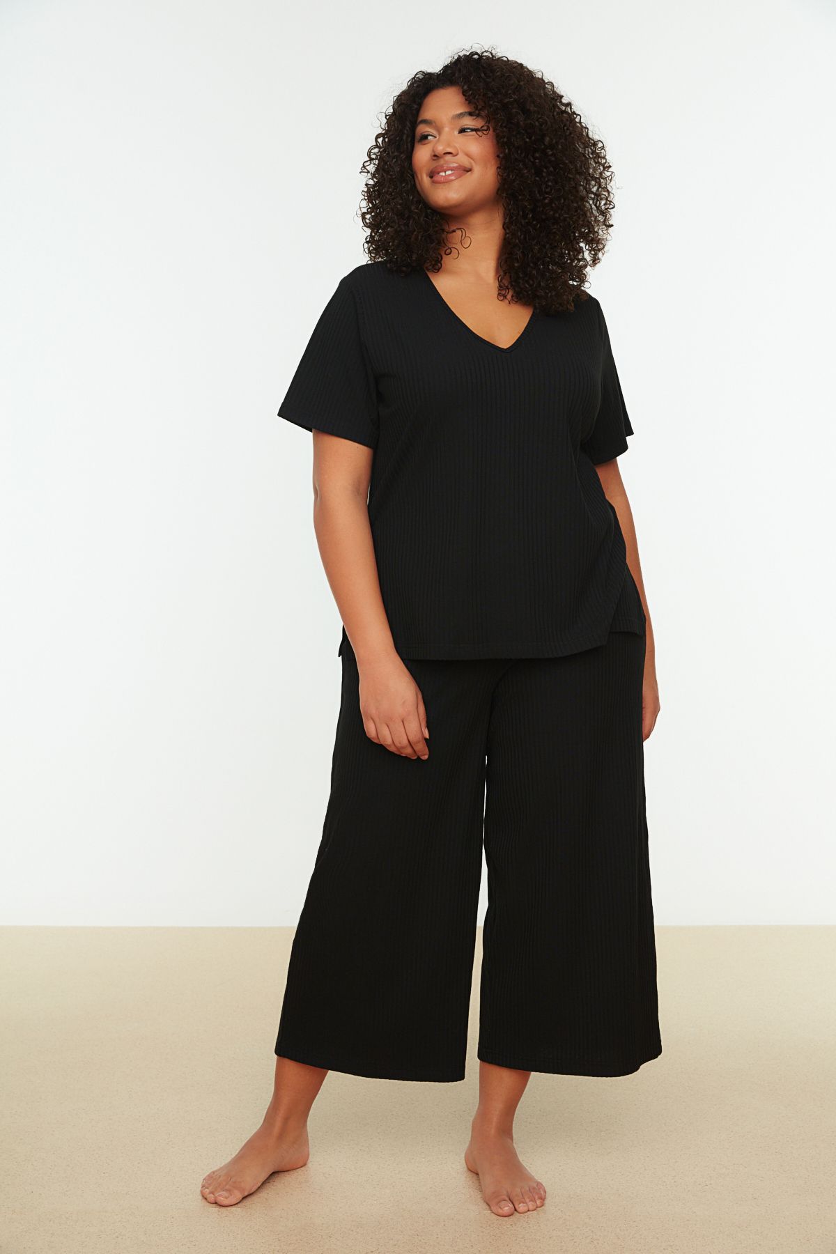 Trendyol Curve-Schwarzes Capri-Strick-Pyjama-Set mit V-Ausschnitt - TBBSS22PT0237 1