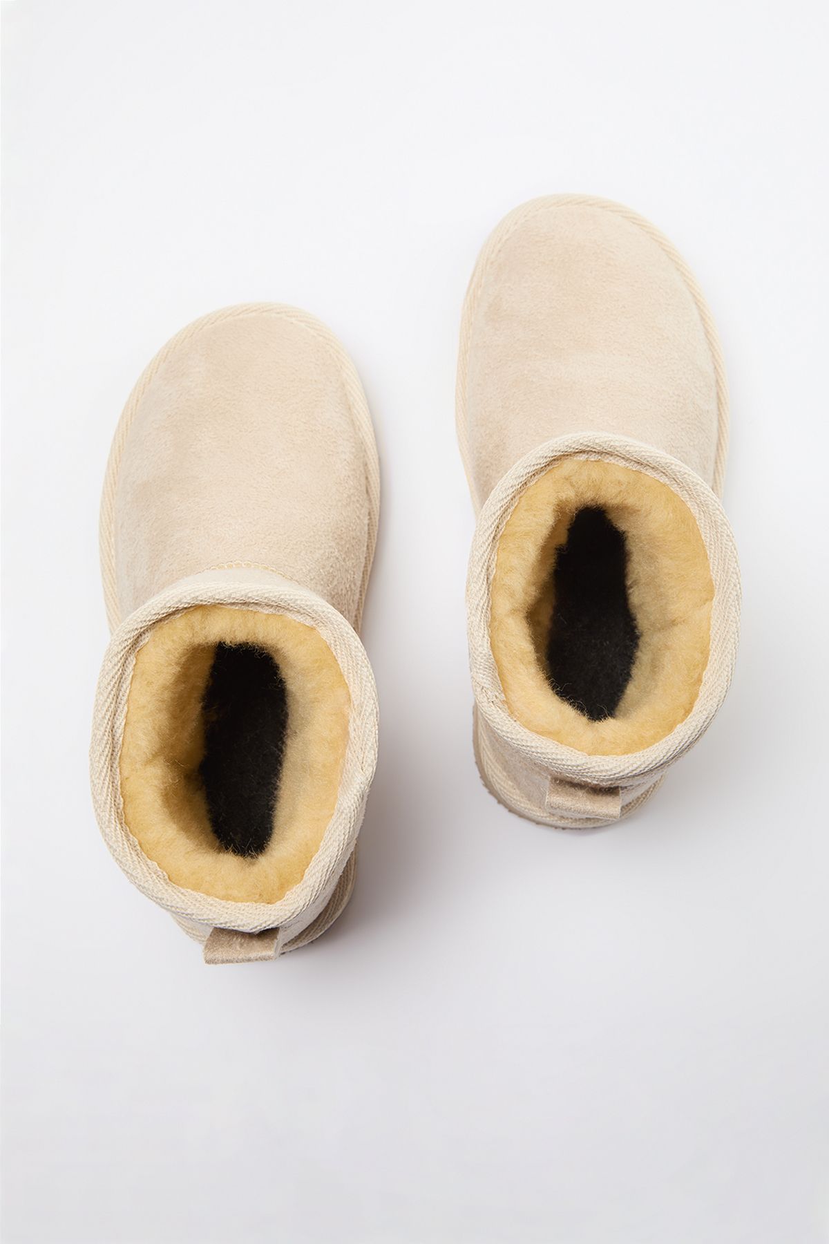 TRENDYOL SHOES-Beigefarbene Damenstiefel mit Fellinnenseite, runder Zehenpartie und flachem Flatform-Absatz TAKAW25BO00029 5