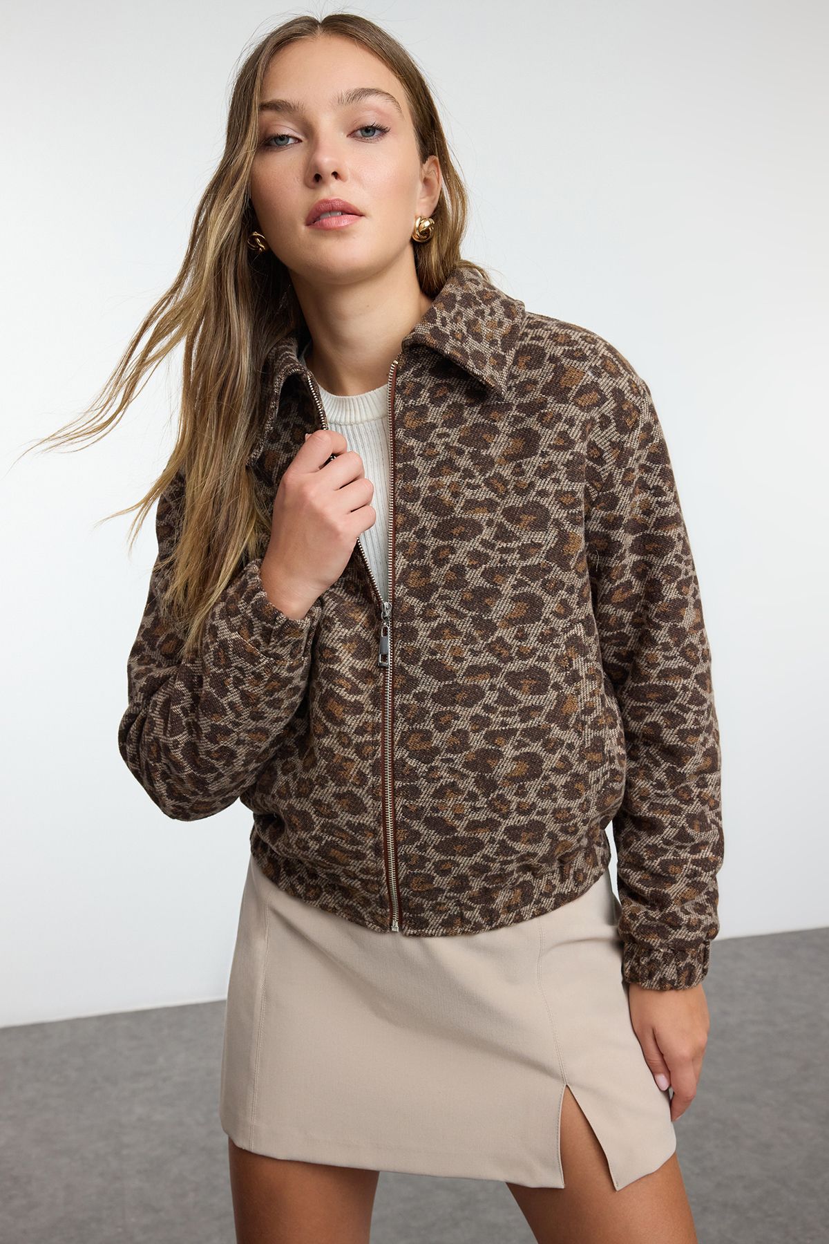 Trendyol Collection Brązowa Cienka Kurtka Z Nadrukiem W Panterkę - Regularny Krój Twoaw25mo00303 Kobieta - M