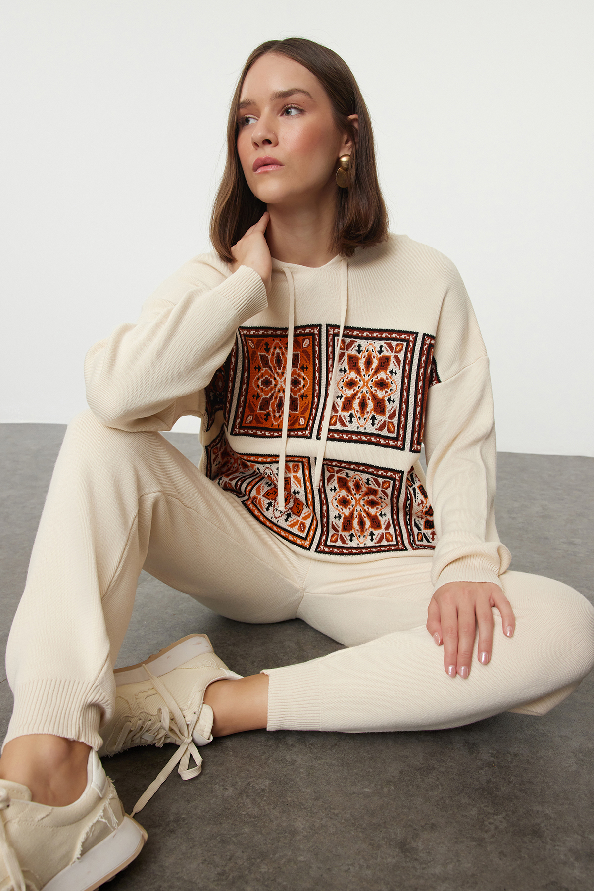 Trendyol Collection Ethnisch gemustertes Strick-Unter-Oberteil-Set mit Steinkapuze TWOAW25AU00063