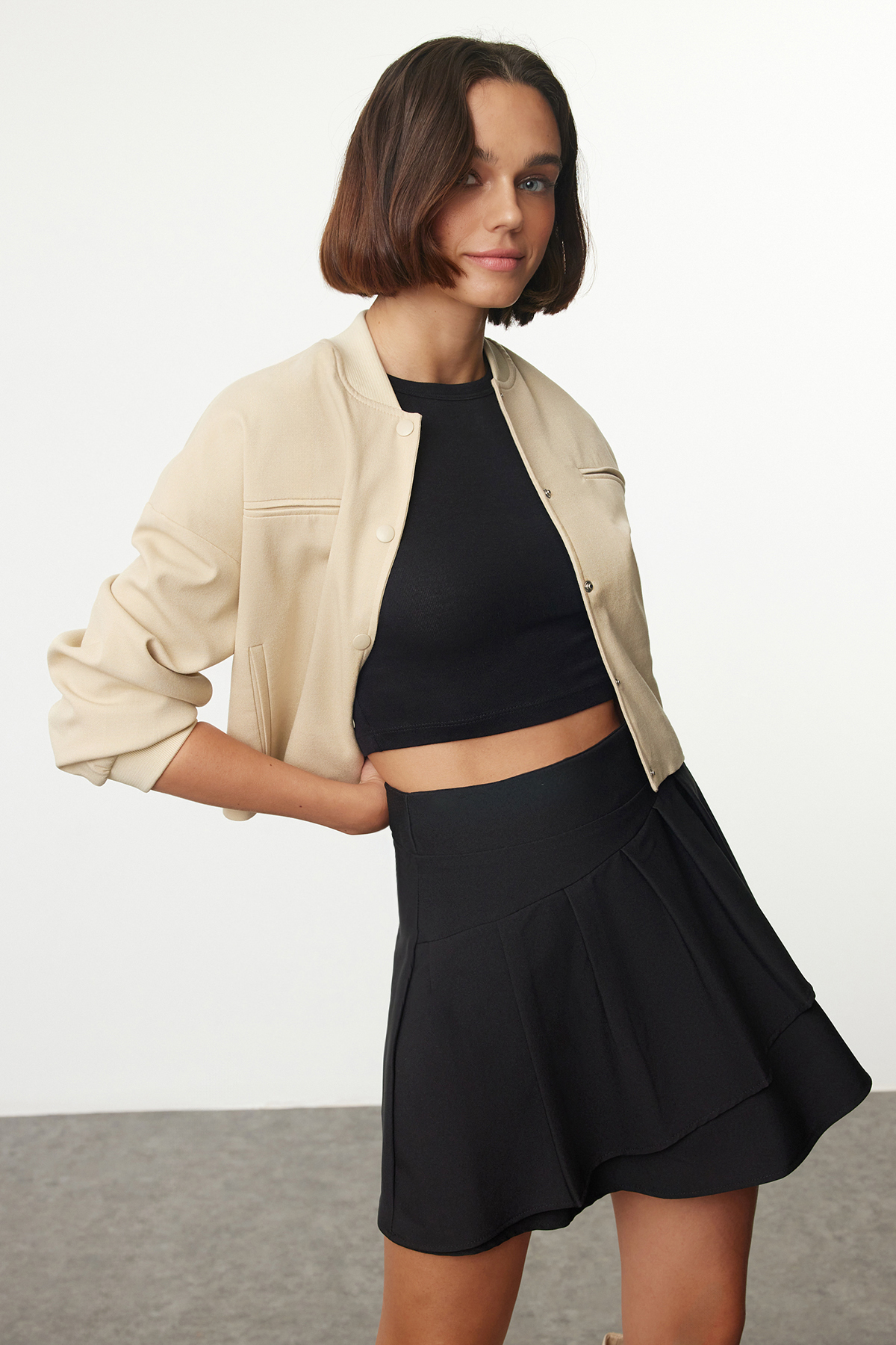 Trendyolmilla  Siyah Asimetrik Pilili Dokuma Etek Görünümlü Şort TWOAW25SR00025 - Görsel 2