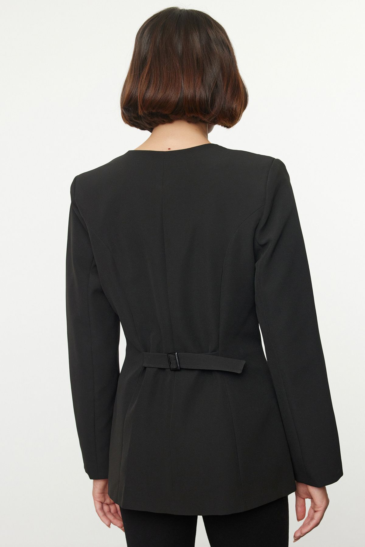 Trendyol Collection-Schwarze, taillierte, gewebte Blazerjacke mit Rundhalsausschnitt und Rundhalsausschnitt TWOAW25BC00009 5