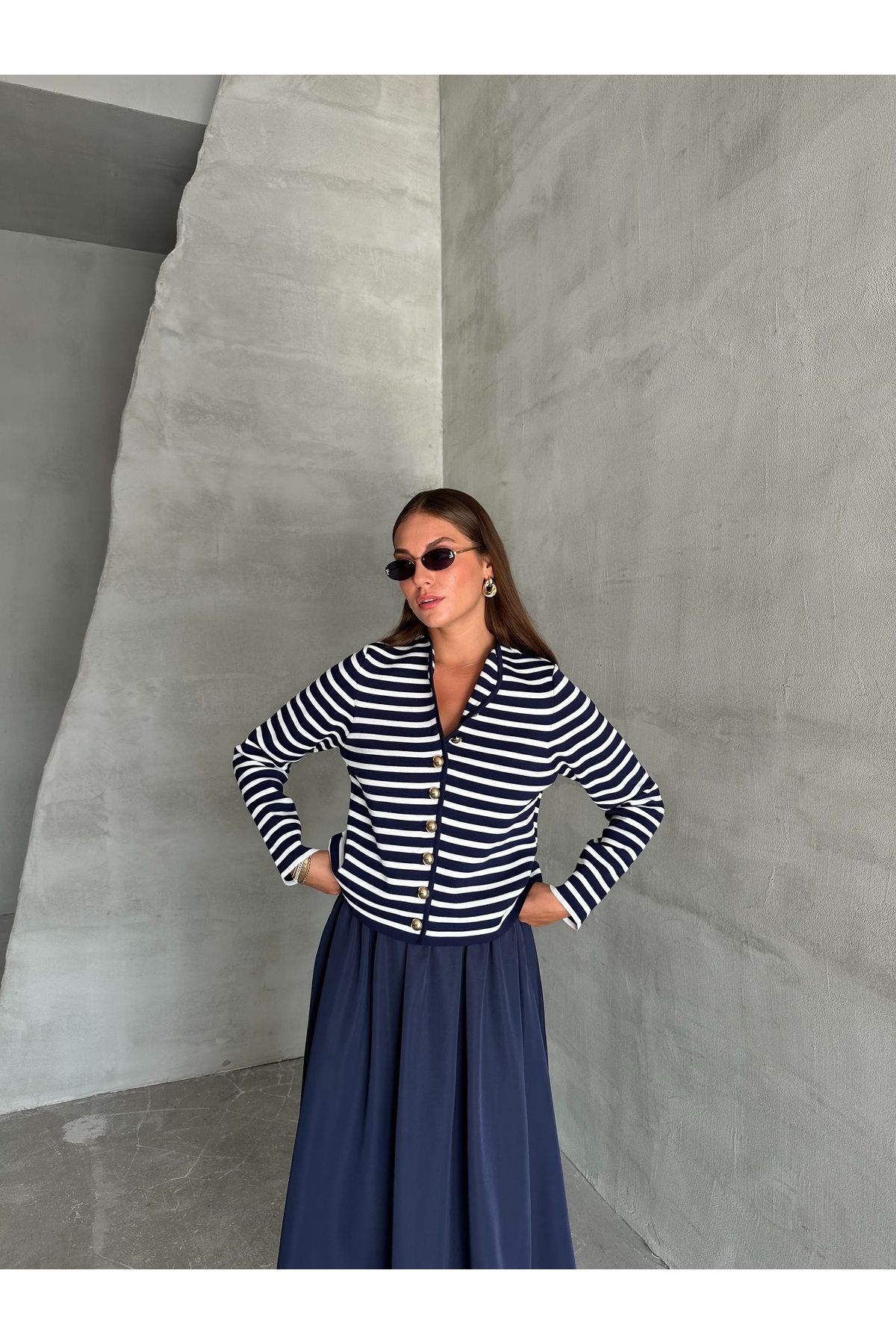 Laluvia-Cardigan cu nasturi aurii, albastru bleumarin-ecru, fără guler, cu model-4366 2