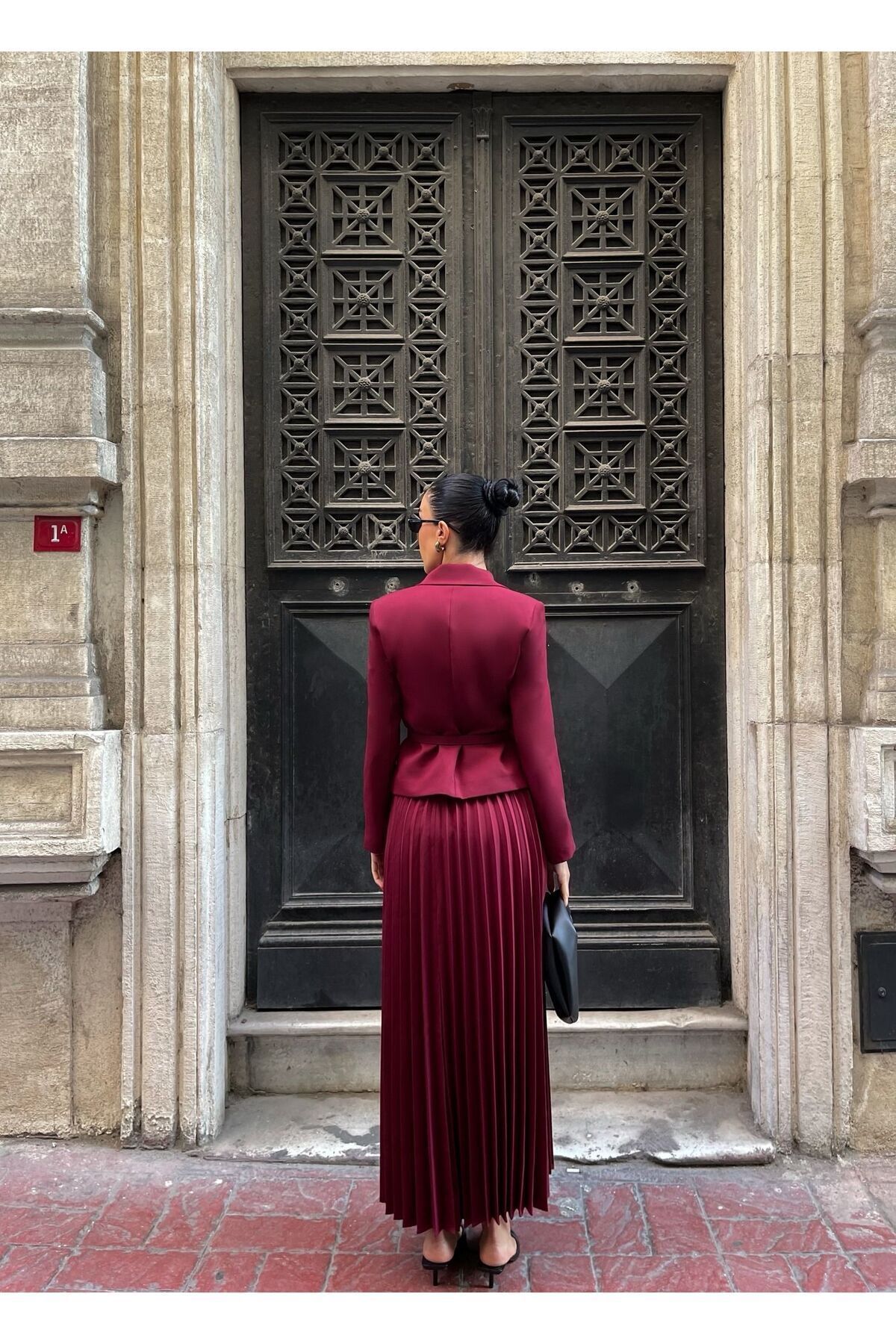 Ensemble Blazer Cintré Elizabeth Gold - Veste à Boutons et Jupe Longue Plissée - Görsel 5