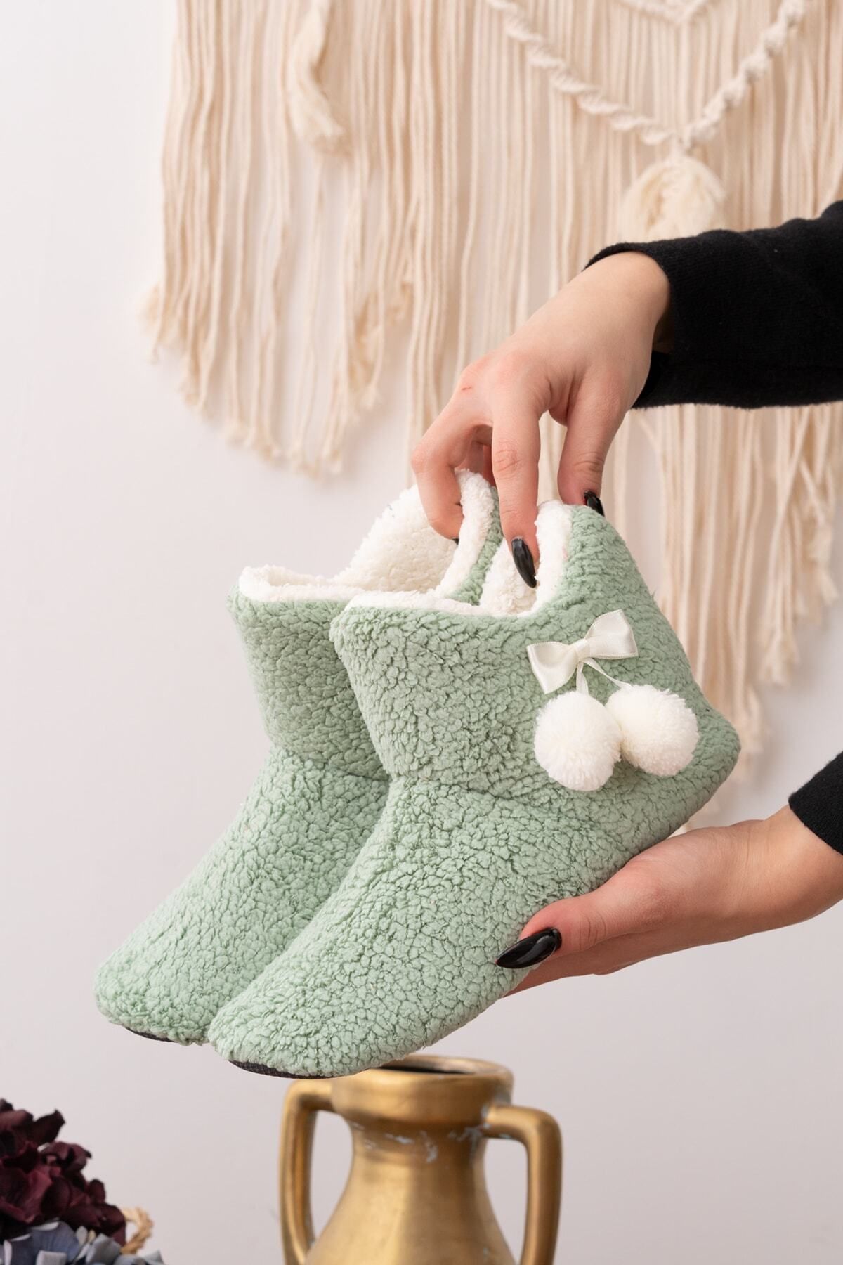 Slipcat Kuzu Kumaş Yünlü Lüks Ponpon Detaylı Ev Botu Ev Pandufu