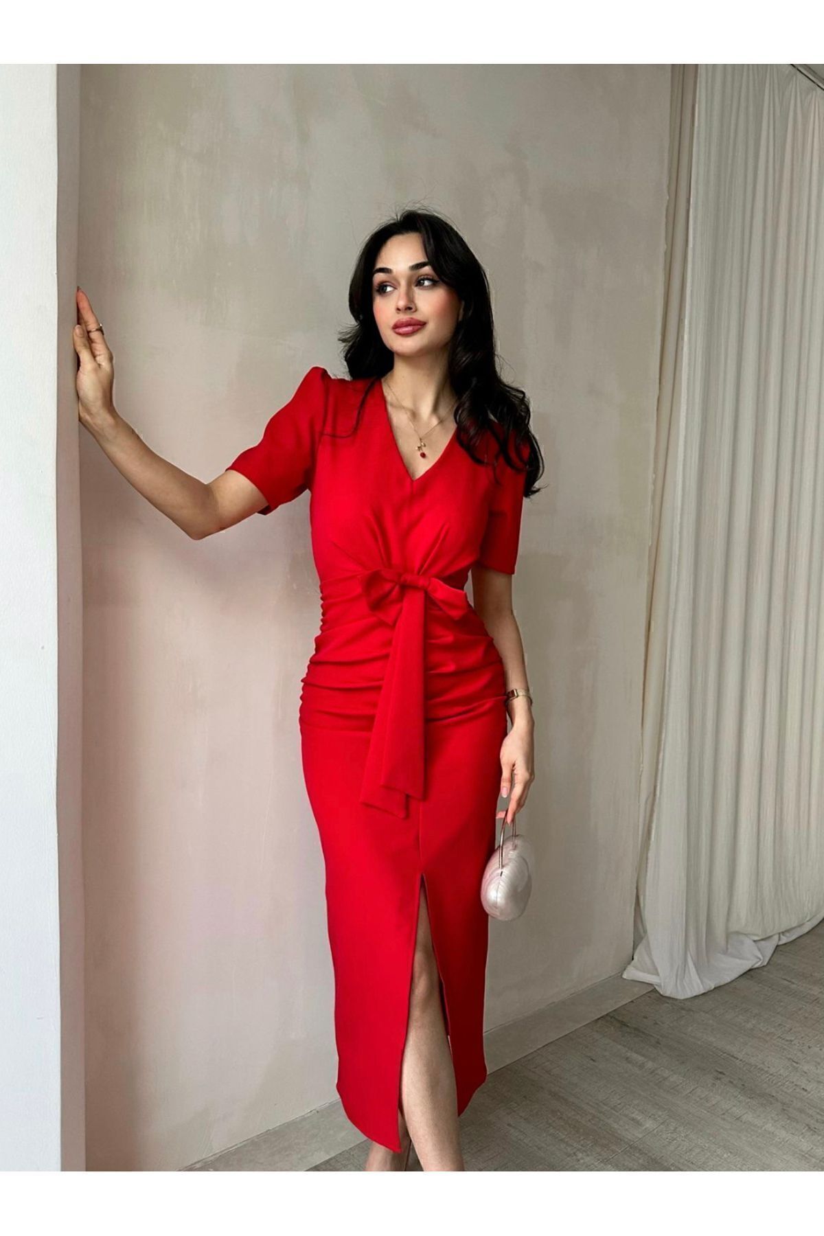 Afiş Butik Czerwona długa sukienka z dekoltem w serek - kokarda, drapowana i ...