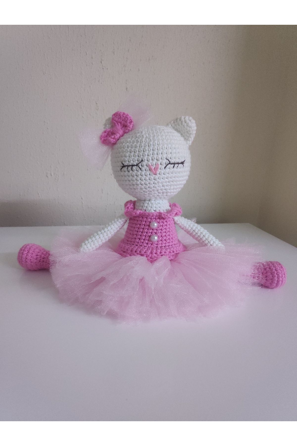 گربهٔ دوست‌بازی آمیگوروومی با توتو صورتی بافتنی