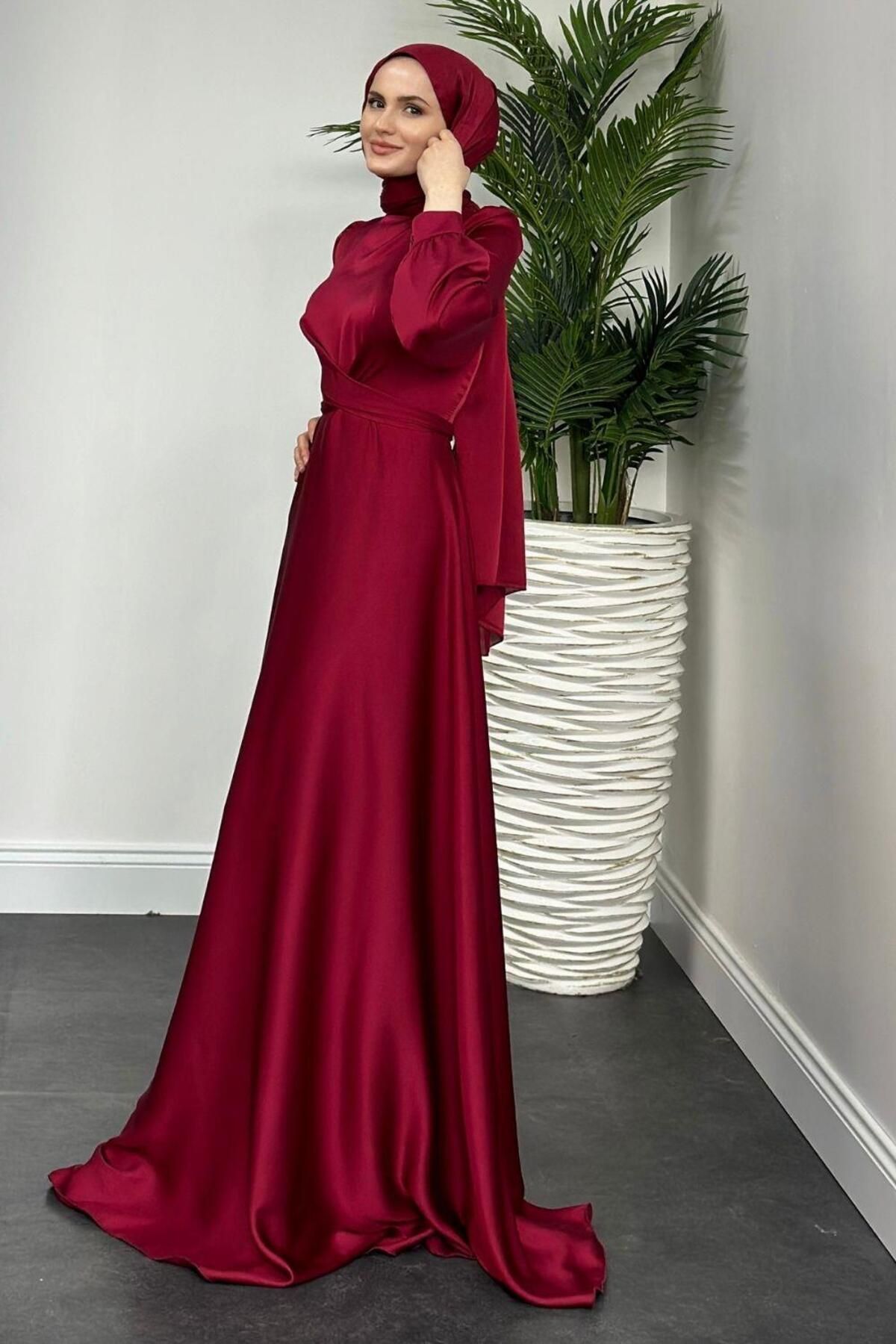 samantha devant la diapo saten abaya bordo