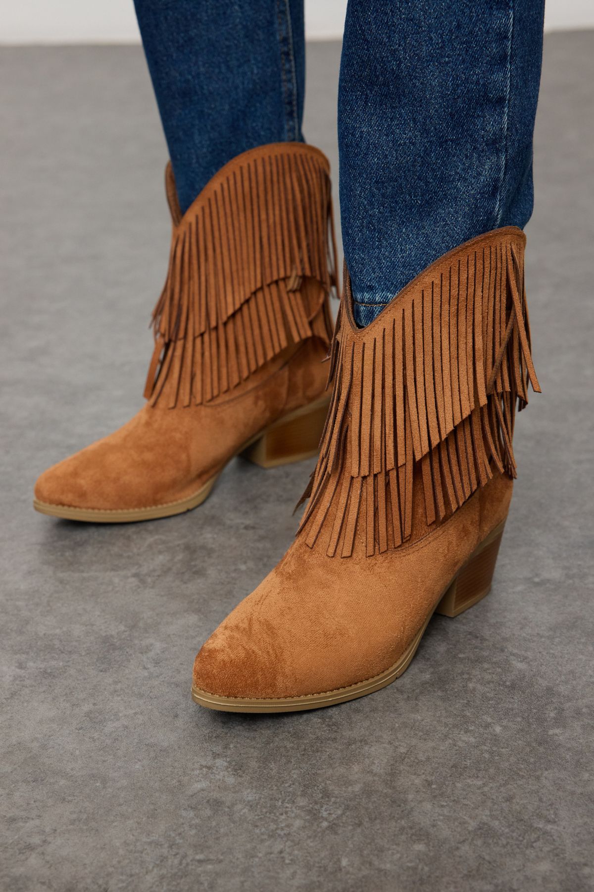 TRENDYOL SHOES-Brązowe zamszowe buty kowbojskie z frędzlami na obcasie blokowym w kolorze tan Takaw25Bo00031 3