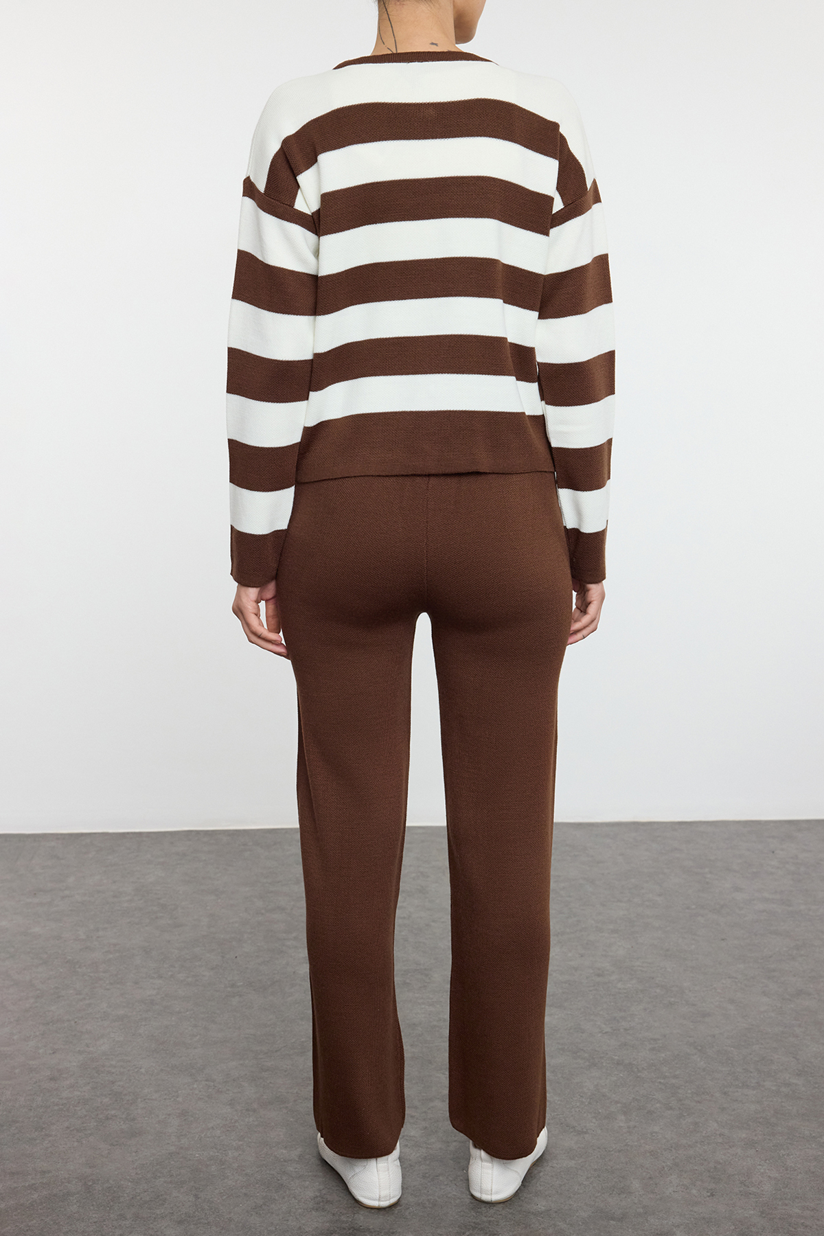 Trendyol Collection Strick-Unterteil-Oberteil-Set - Braune gestreifte Hose, Tedaw25Au00010