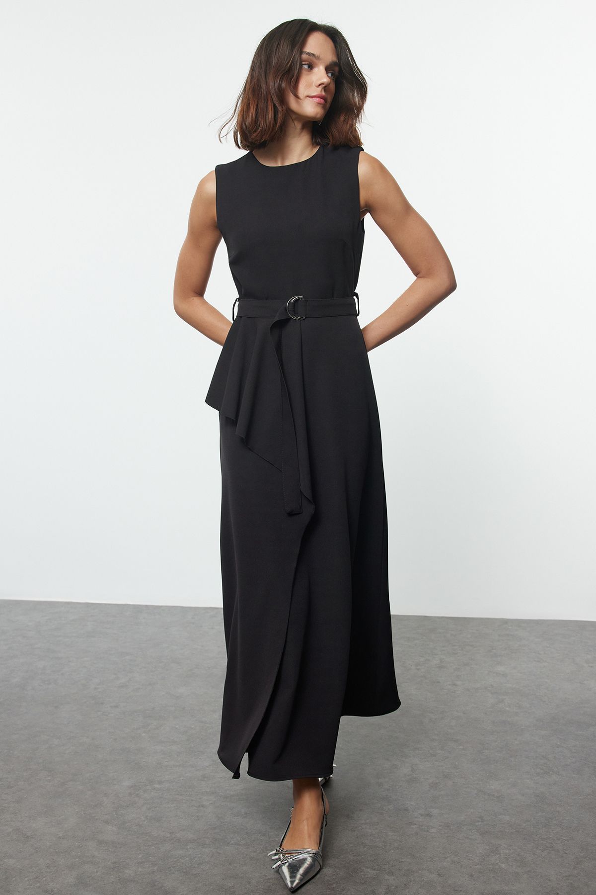 Trendyol Modest Czarna sukienka bez rękawów z paskiem - detal z przodu Tctaw25Eb00088