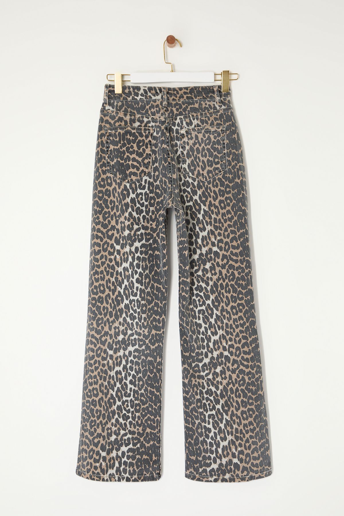 Trendyol Collection-Braune, gerade Jeans mit hoher Taille und mehrfarbigem Leopardenmuster TWOAW25JE00309 7