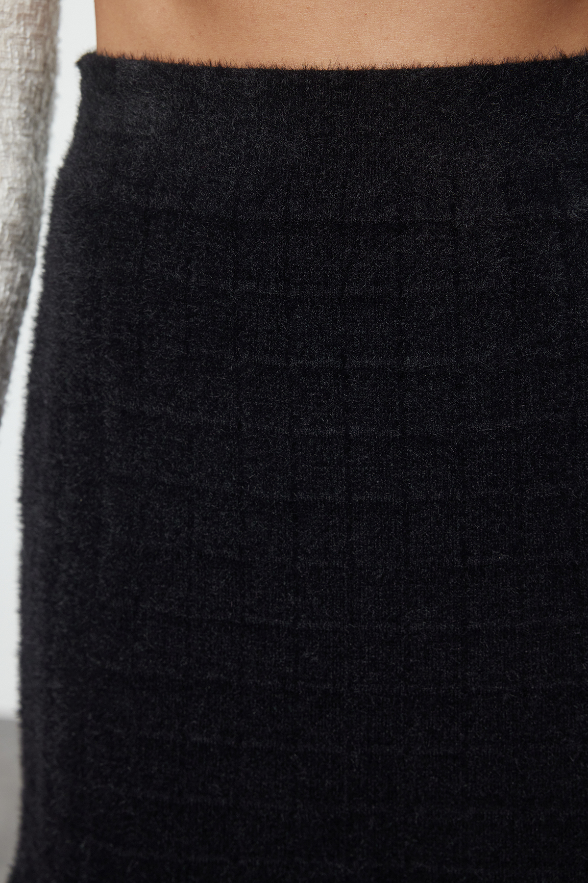Trendyolmilla  Limited Edition Siyah Tüylü/Sakal İplikli Fırfır Detaylı Triko Etek TWOAW24ET00260 - Görsel 4