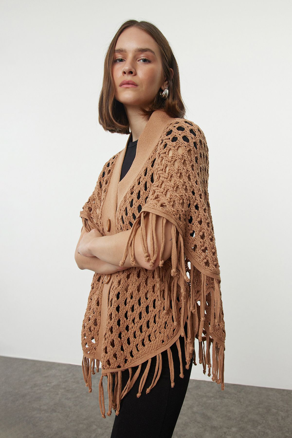 Trendyol Collection-Ażurowy kardigan z dzianiny w kolorze camelowym - z frędzlami i perforacją Twoaw25Hi00329 2