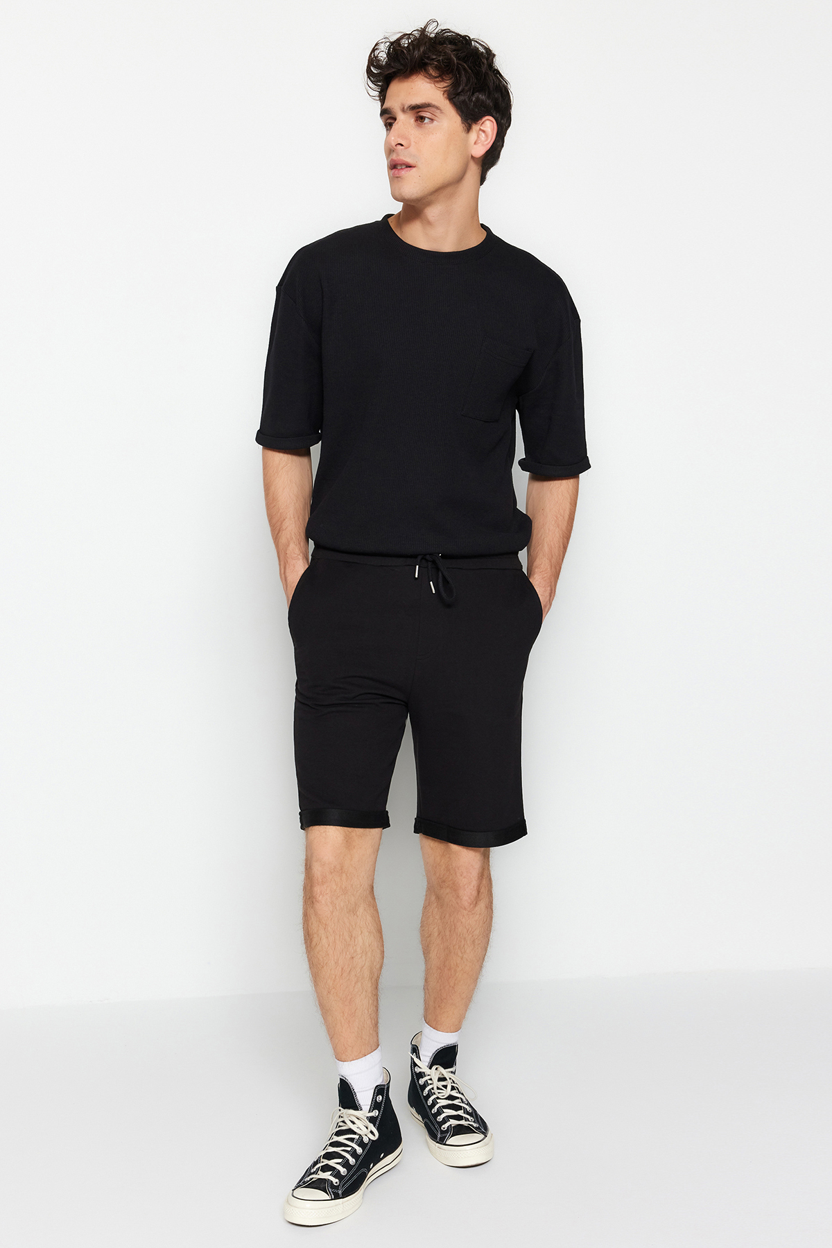 Trendyolmilla  Siyah Regular/Normal Kesim Orta Boy Lastik Belli Bağcıklı Duble Paça Şort TMNSS21SR0046 - Görsel 3