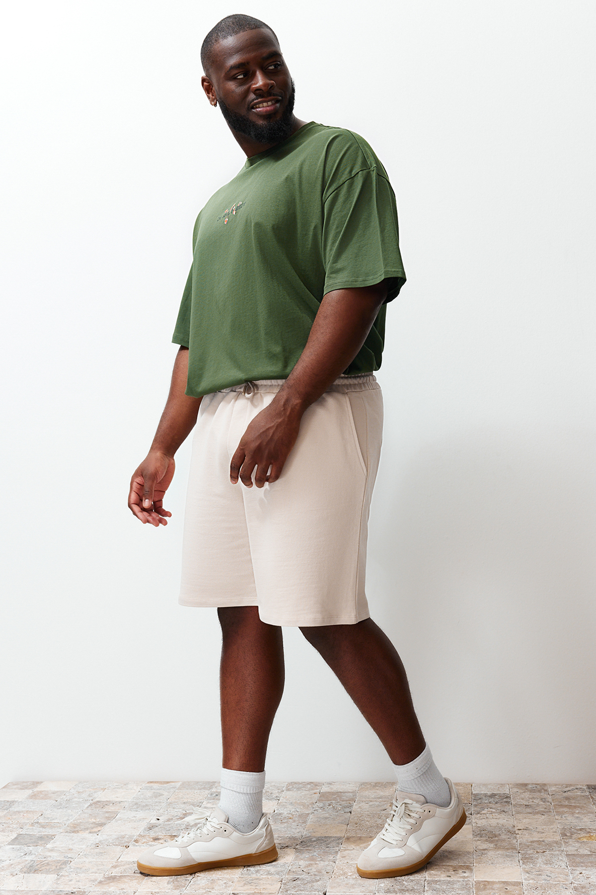 Trendyolmilla  Büyük Beden Taş Regular/Normal Kesim Rahat %100 Pamuklu Basic Şort TMNSS24AP00001 - Görsel 3