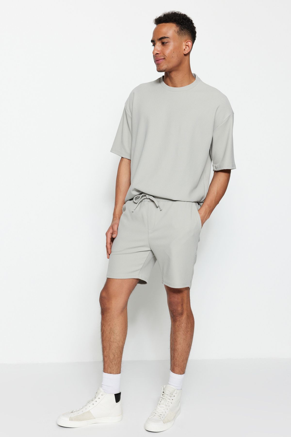 Trendyol Collection-Mittellange, graue, strukturierte Shorts – Kordelzug, normale Passform TMNSS23SR00039 4