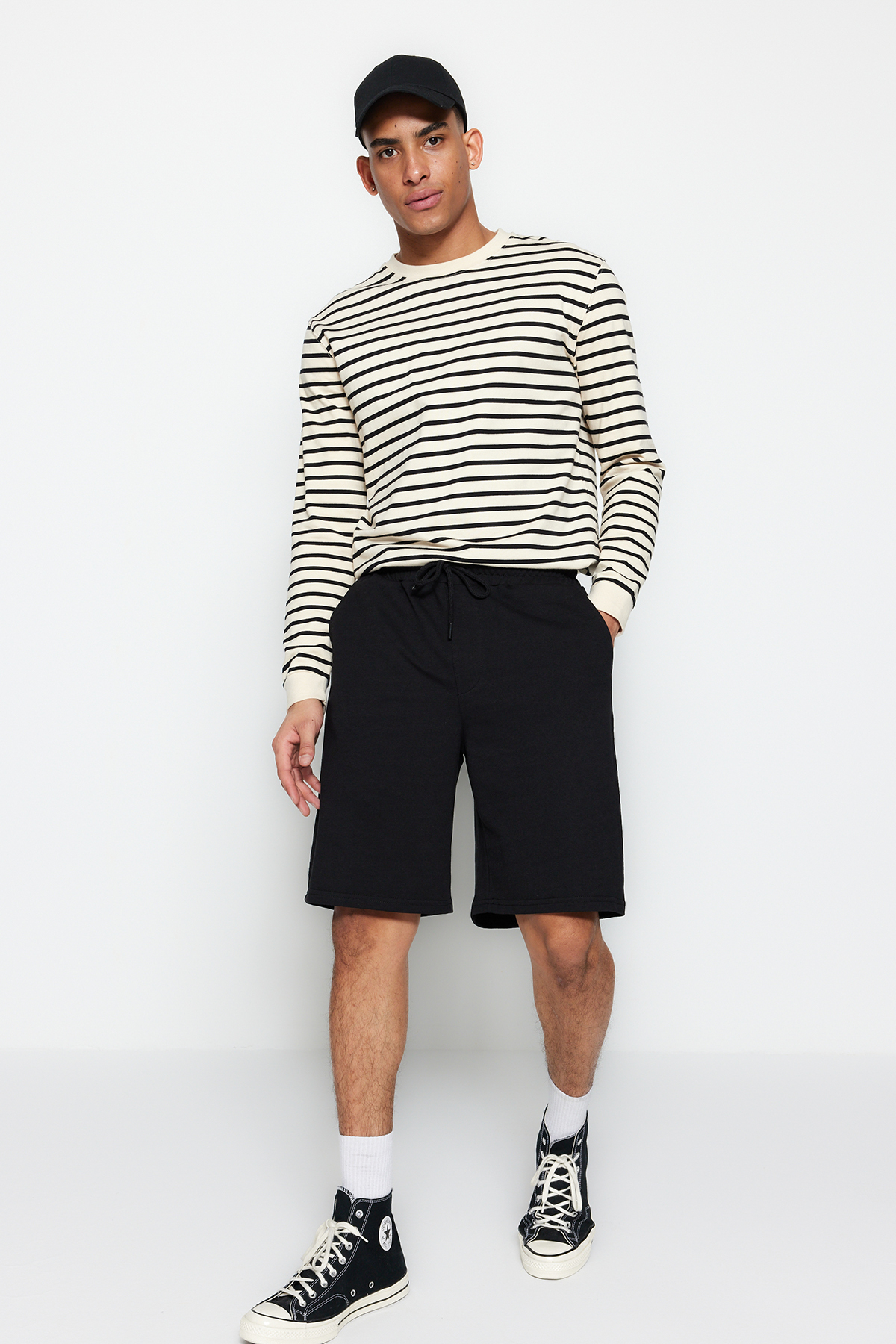 Trendyolmilla  Basic Siyah Oversize/Geniş Kesim Lastik Belli Bağcıklı Şort TMNSS22SR0257 - Görsel 8