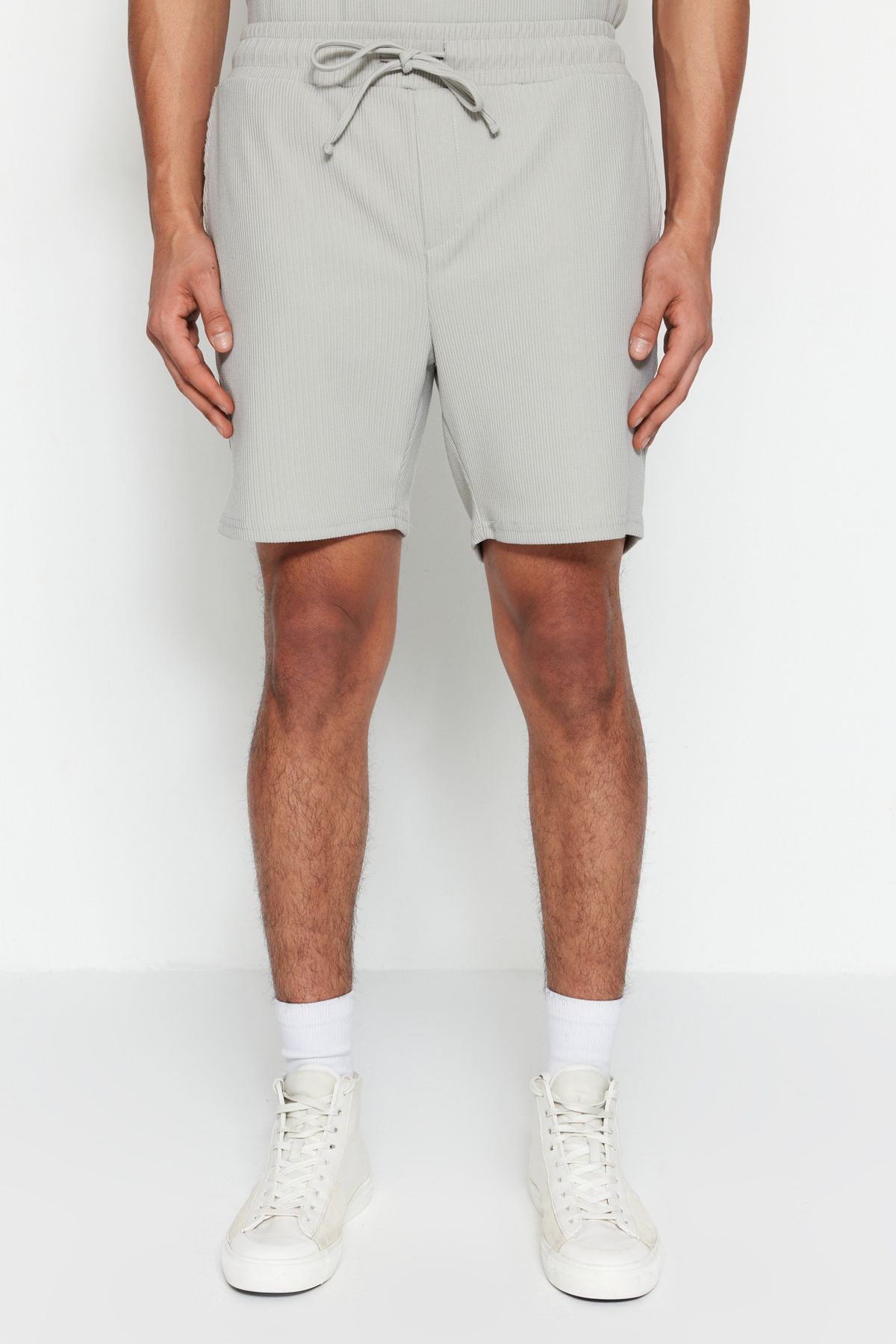 Trendyol Collection Közepes hosszúságú szürke texturált rövidnadrág - vezetékes, normál szabású TMNSS23SR00039