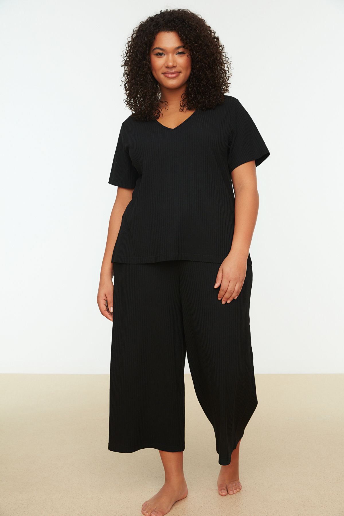 Trendyol Curve-Schwarzes Capri-Strick-Pyjama-Set mit V-Ausschnitt - TBBSS22PT0237 2