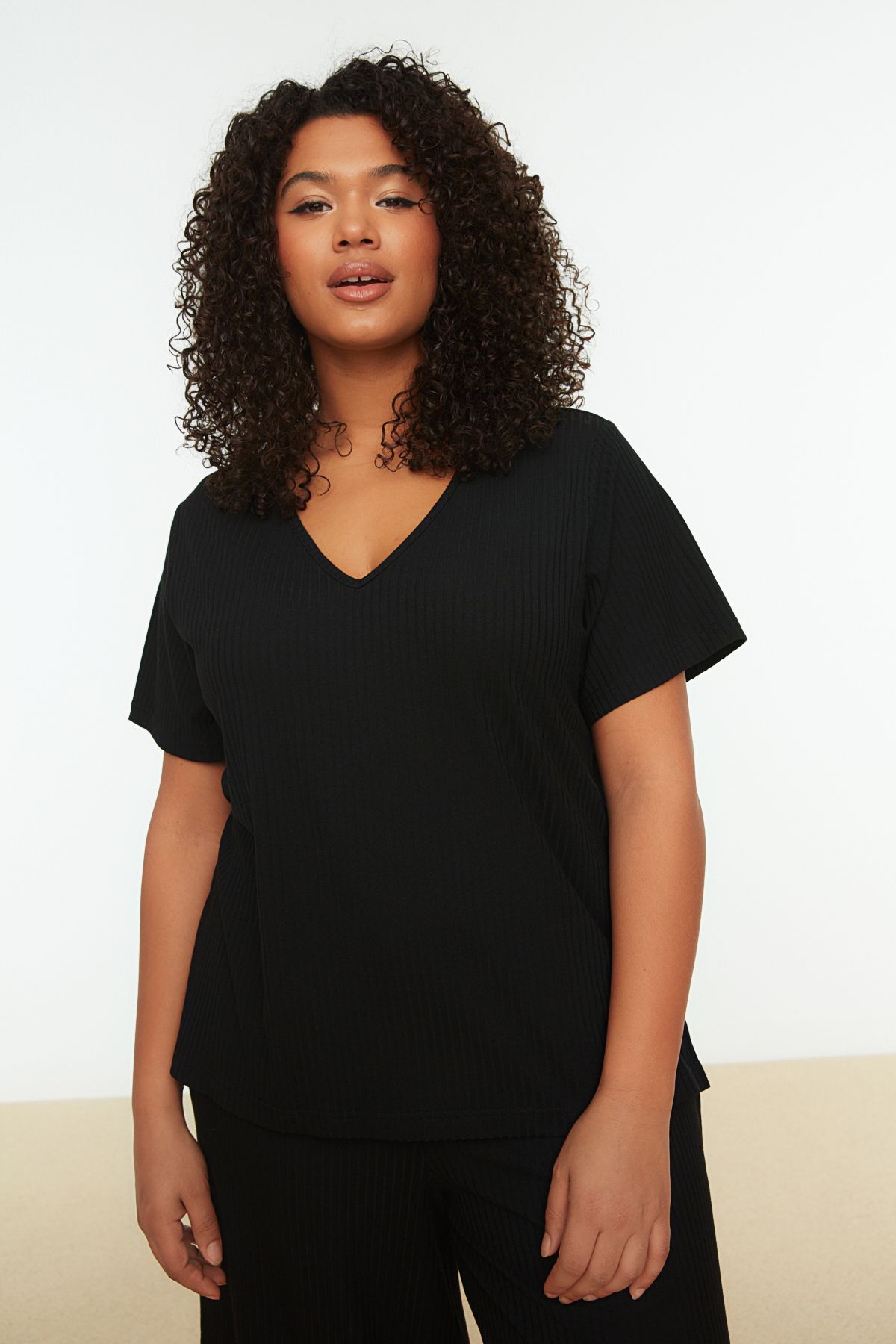 Trendyol Curve-Schwarzes Capri-Strick-Pyjama-Set mit V-Ausschnitt - TBBSS22PT0237 3