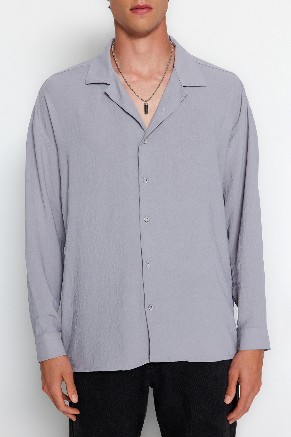 Trendyolmilla Man Gri Oversize Fit Apaş Yaka Yazlık Keten Görünümlü Gömlek TMNSS23GO00053