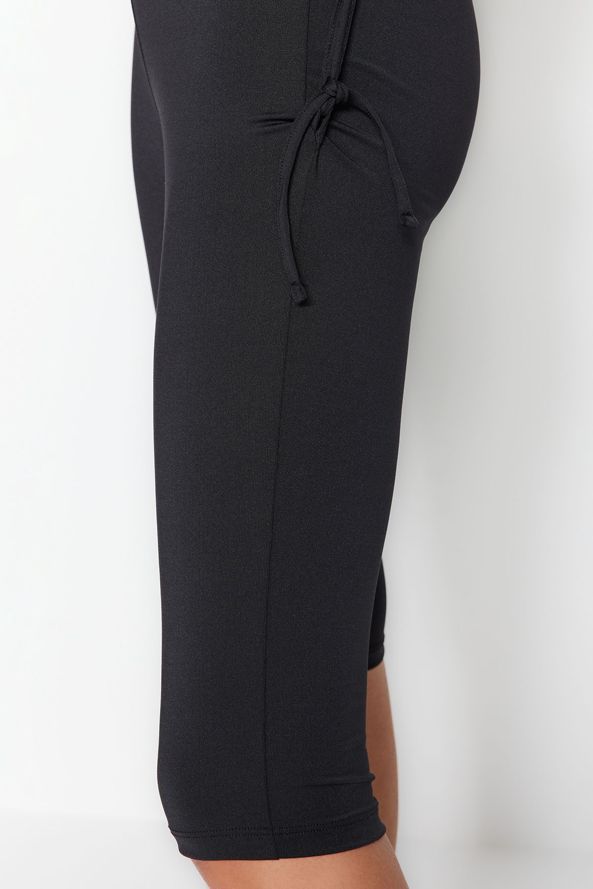 Trendyol Modest-Halbgeschlossenes schwarzes Badeanzug-Set - Reißverschlussdetails TCTSS23CF00004 6