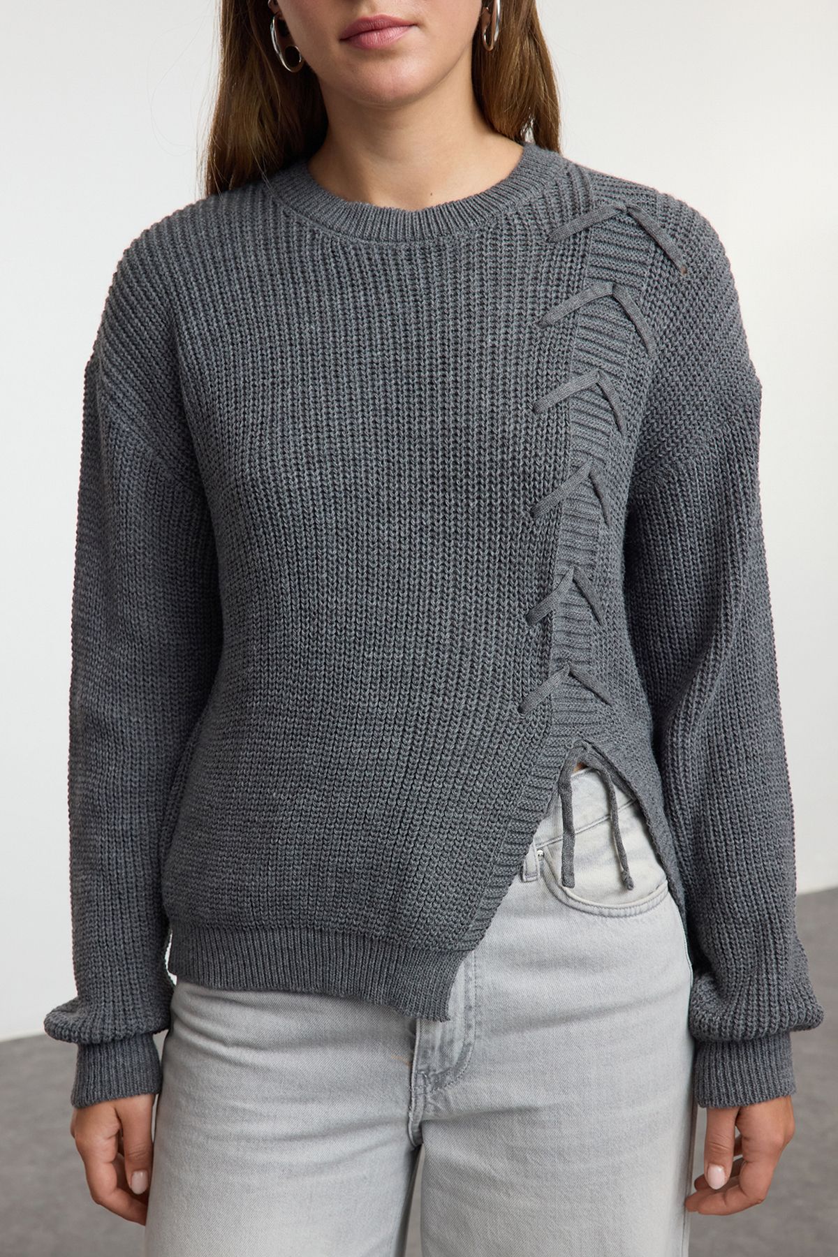 Trendyol Collection-Pulover din tricotaj antracit cu gât crew - Detaliu cu șireturi și fante TWOAW25KZ00350 3